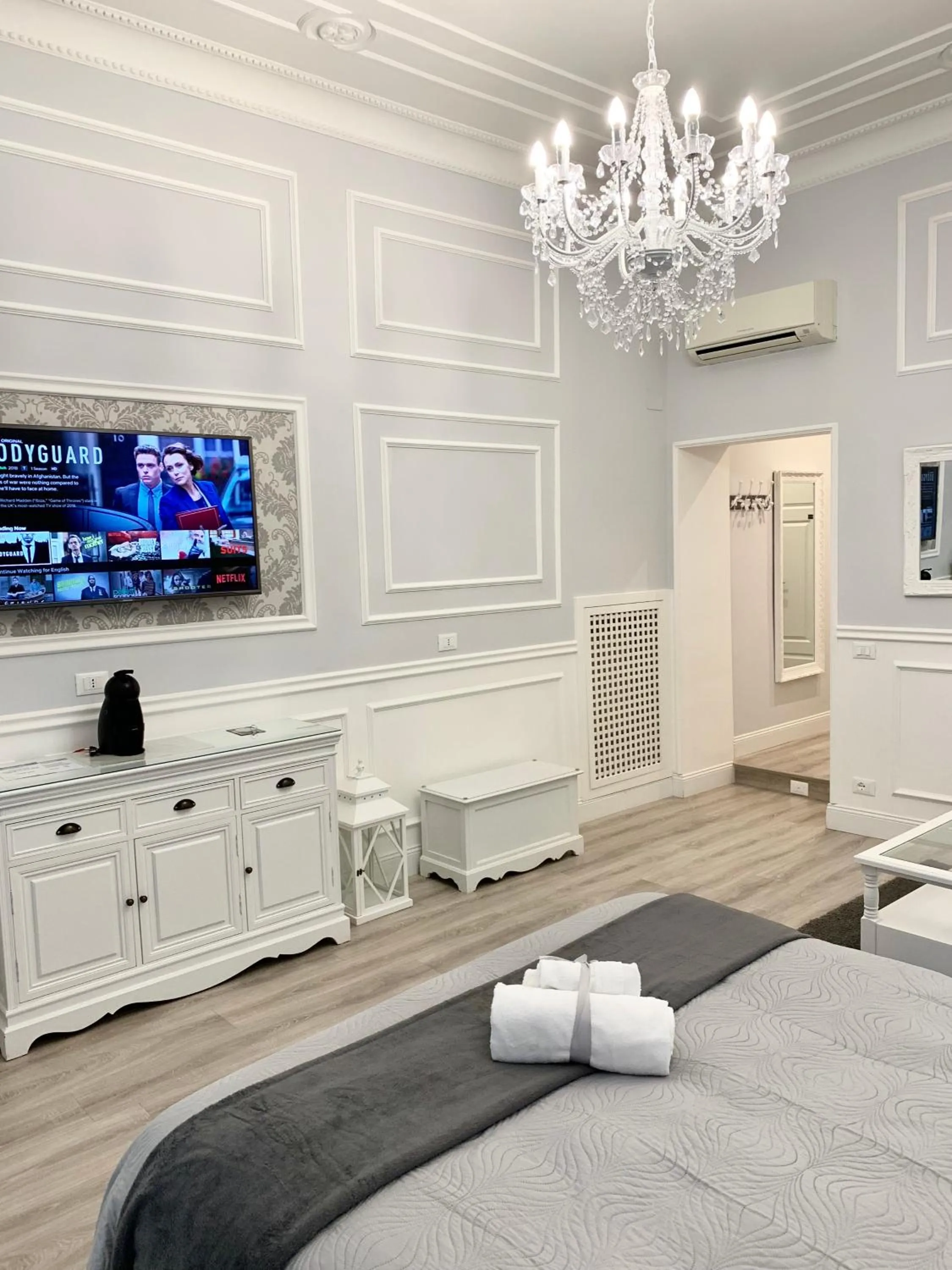 Photo of the whole room, Bed in Charme & Chic Luxury