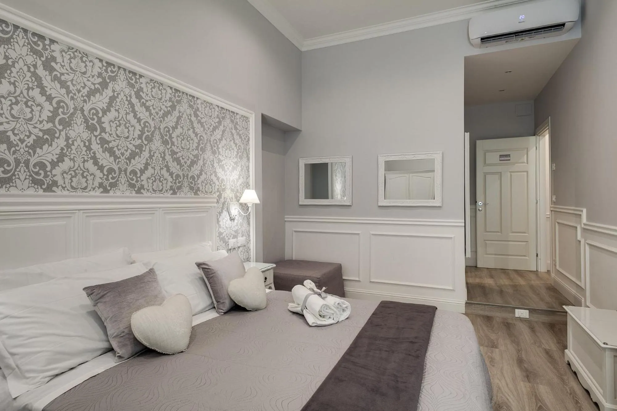 Photo of the whole room, Bed in Charme & Chic Luxury