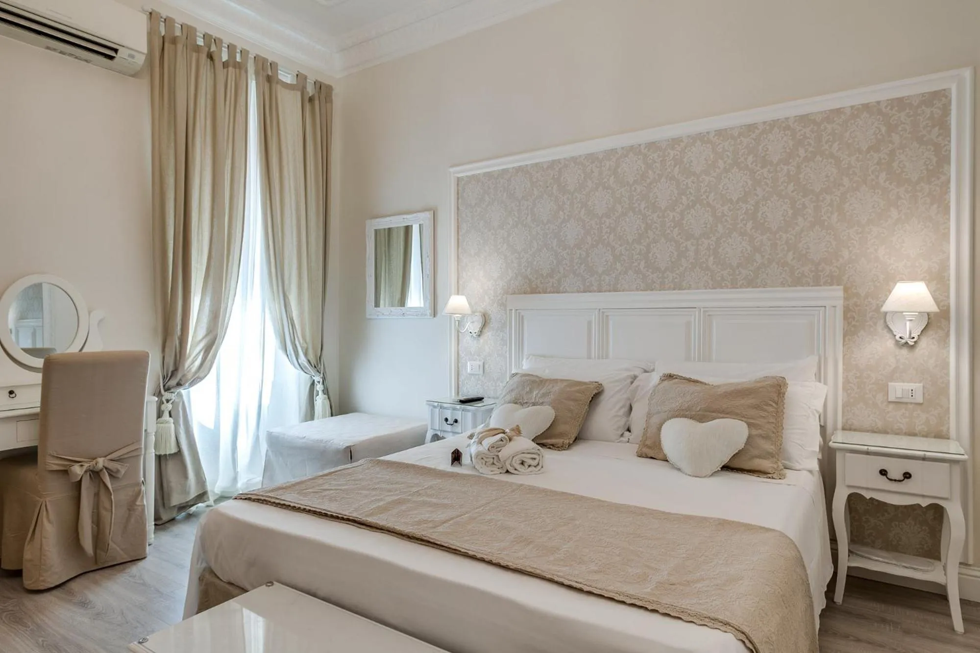 Photo of the whole room, Bed in Charme & Chic Luxury