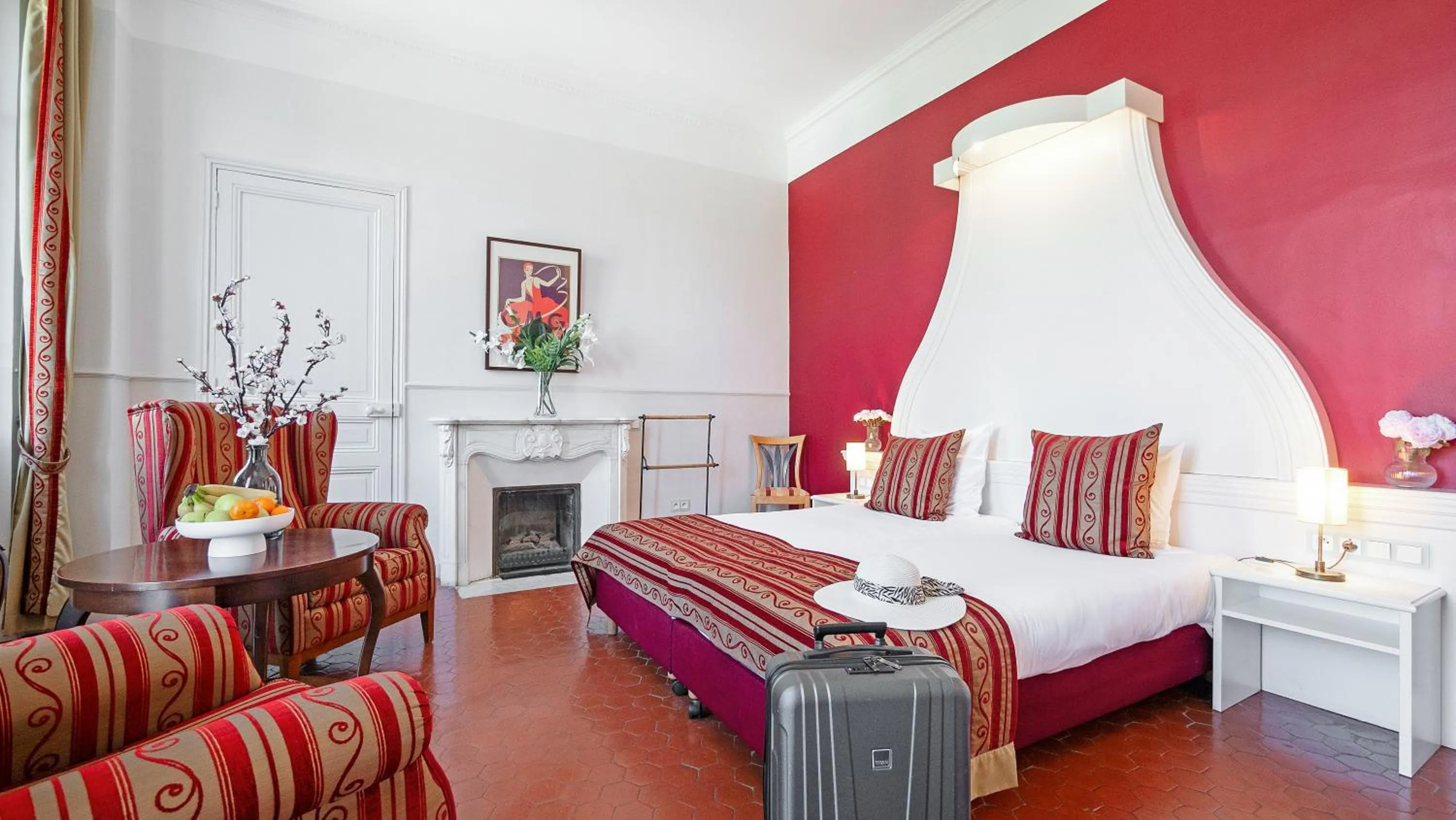 Bed in Hotel Les Tourelles