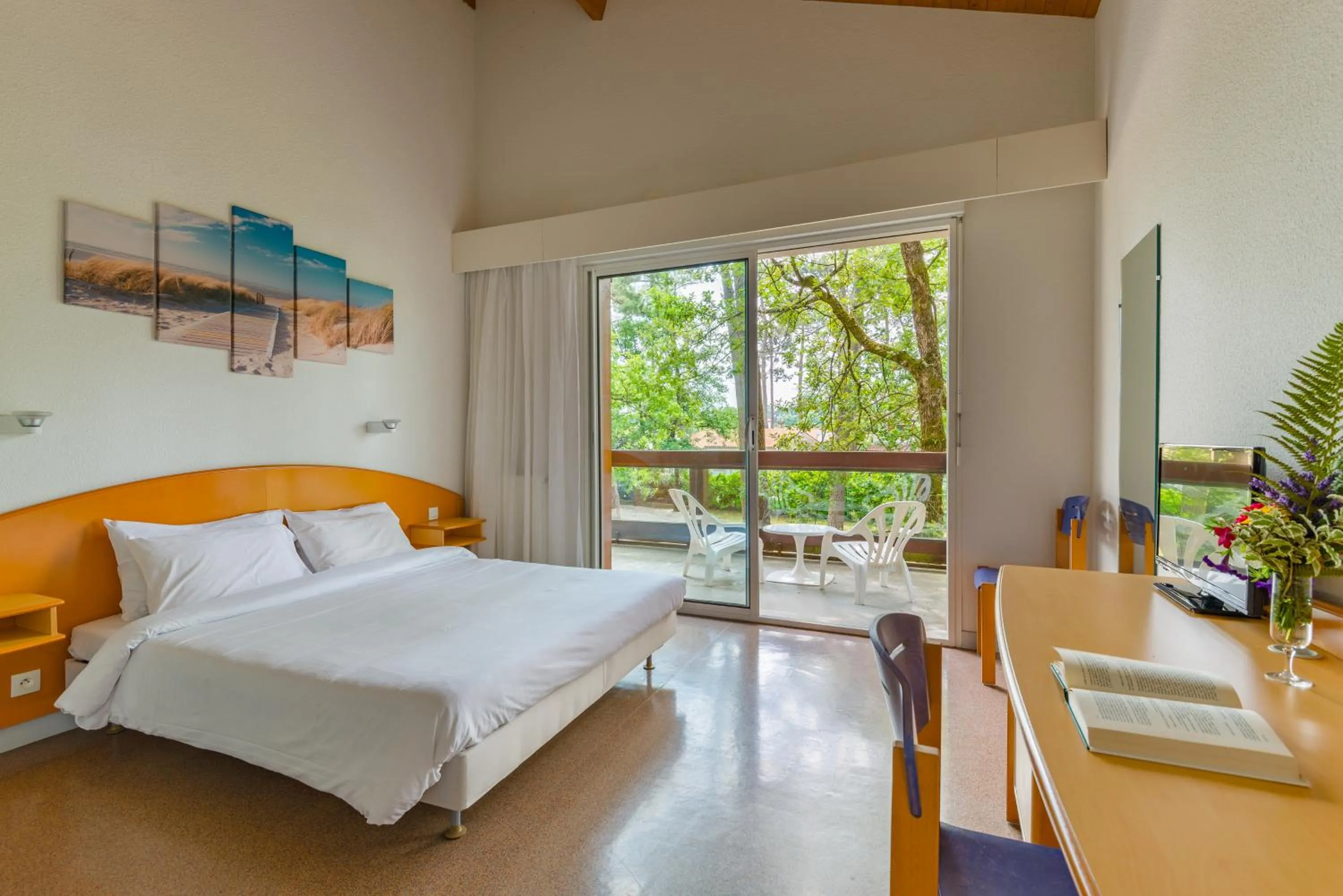 Bedroom, Bed in Azureva Ronce les Bains