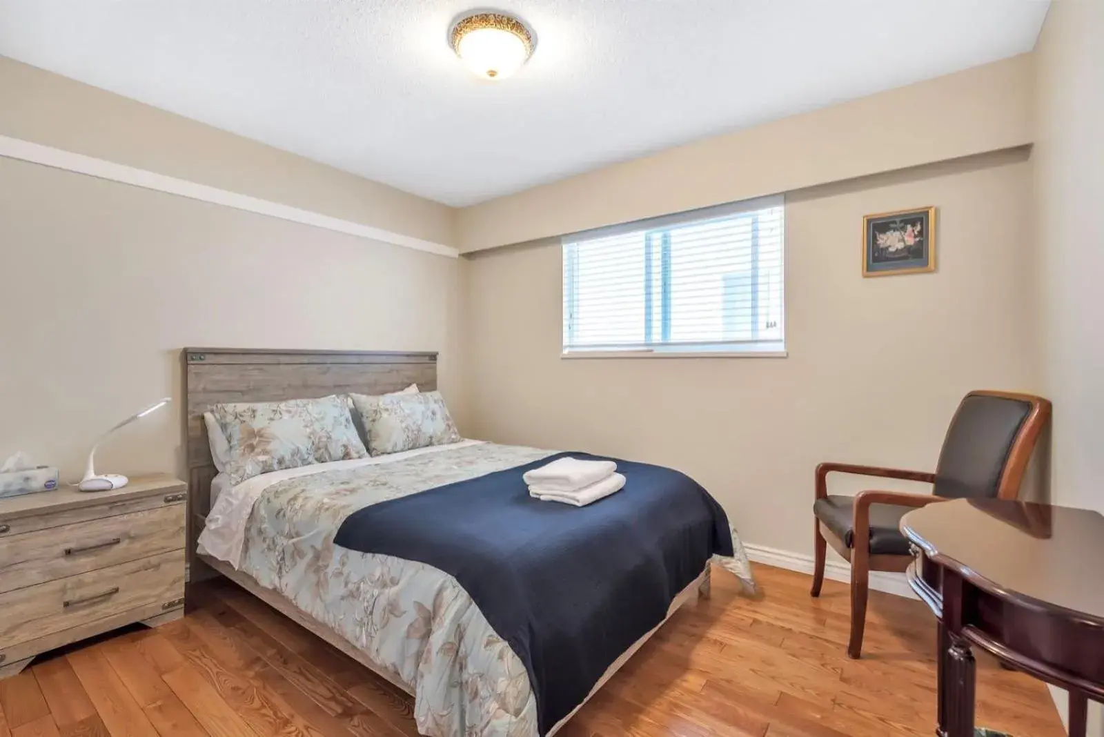 Double Room with Shared Bathroom (Room 3) - single occupancy in Orchid House near Vancouver YVR Airport Double Room with Shared Bathroom (Room 3) - single occupancy in Orchid House near Vancouver YVR Airport