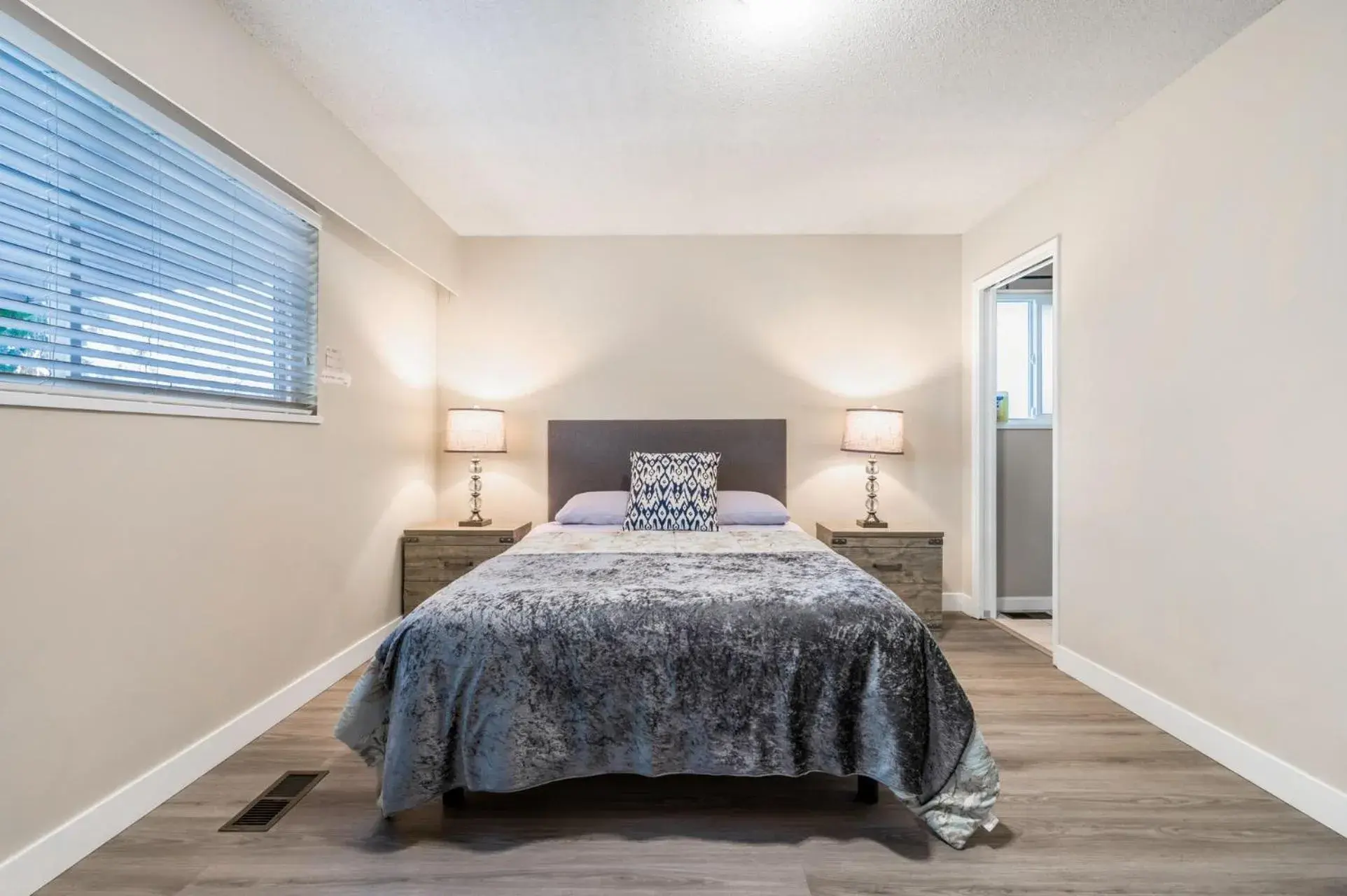 Double Room with Attached Private Bathroom (Room 1) - single occupancy in Orchid House near Vancouver YVR Airport Double Room with Attached Private Bathroom (Room 1) - single occupancy in Orchid House near Vancouver YVR Airport