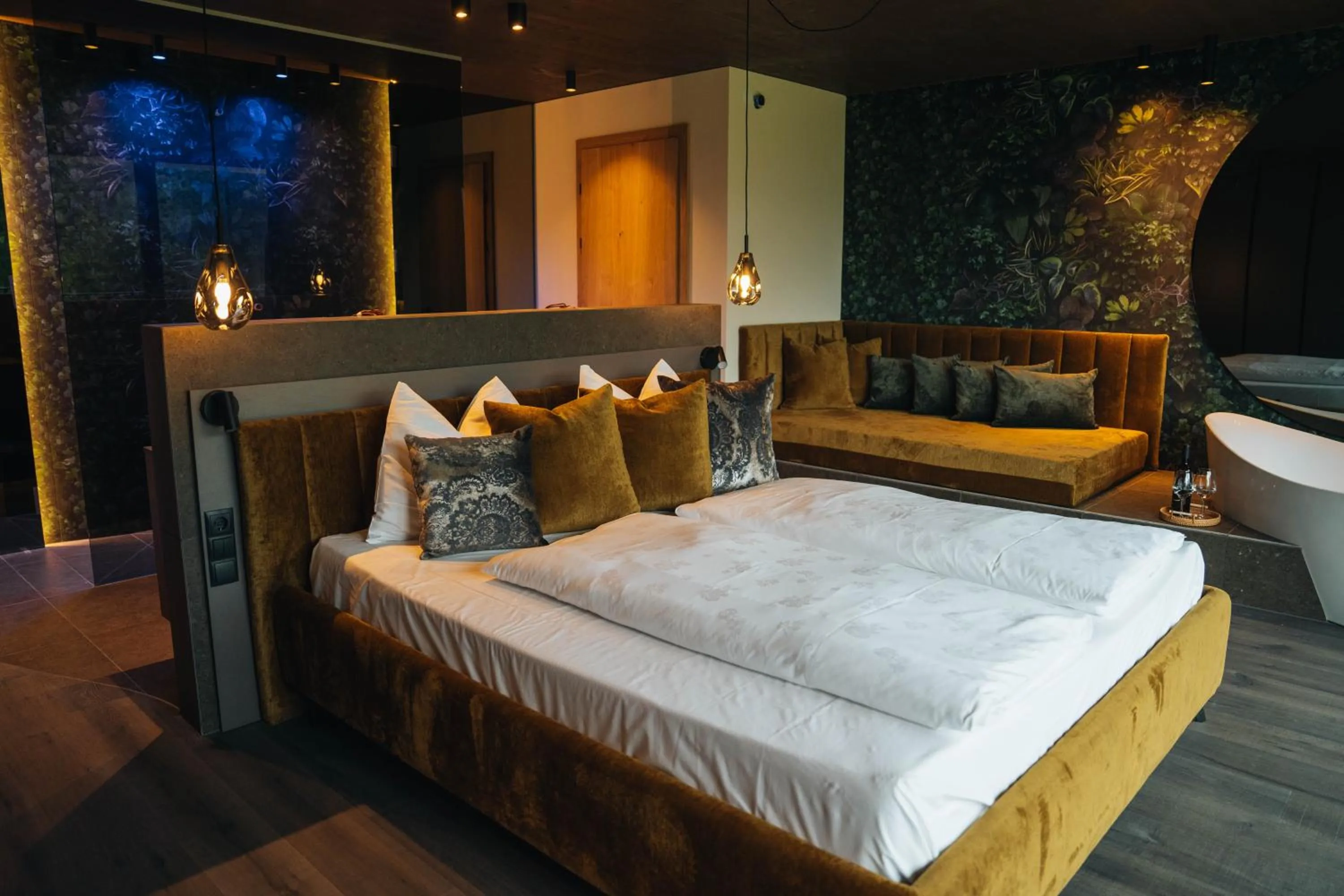 Bathroom, Bed in Hotel Wochtla Buam Aktivhotel am Kronplatz mit Sauna