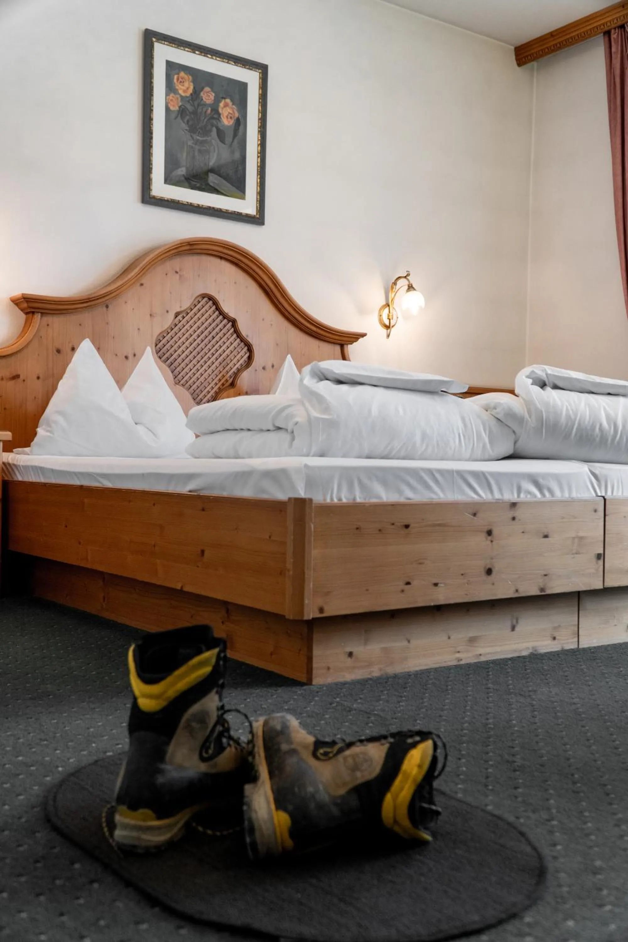 Bed in Hotel Wochtla Buam Aktivhotel am Kronplatz mit Sauna