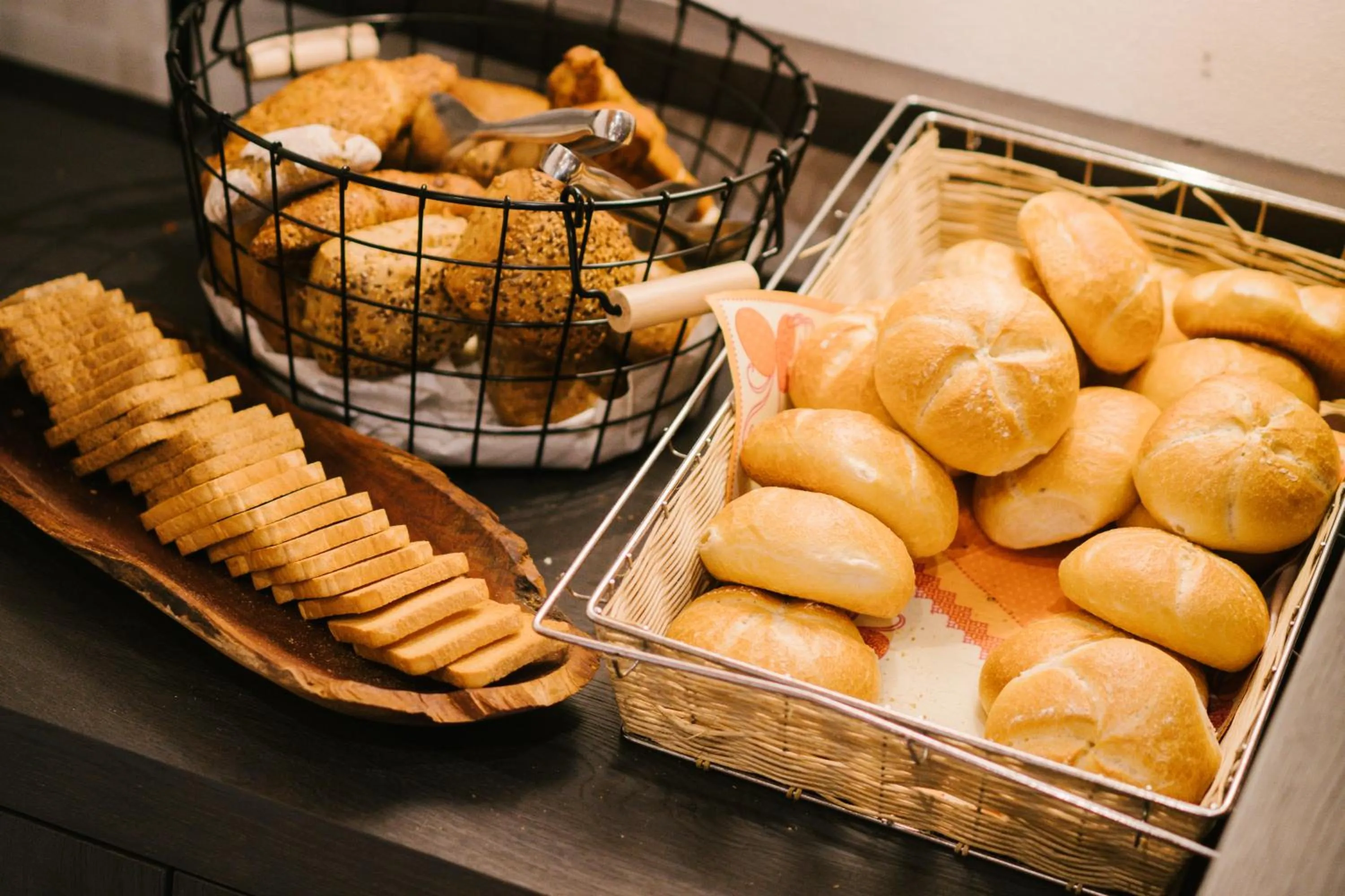 Buffet breakfast in Hotel Wochtla Buam Aktivhotel am Kronplatz mit Sauna