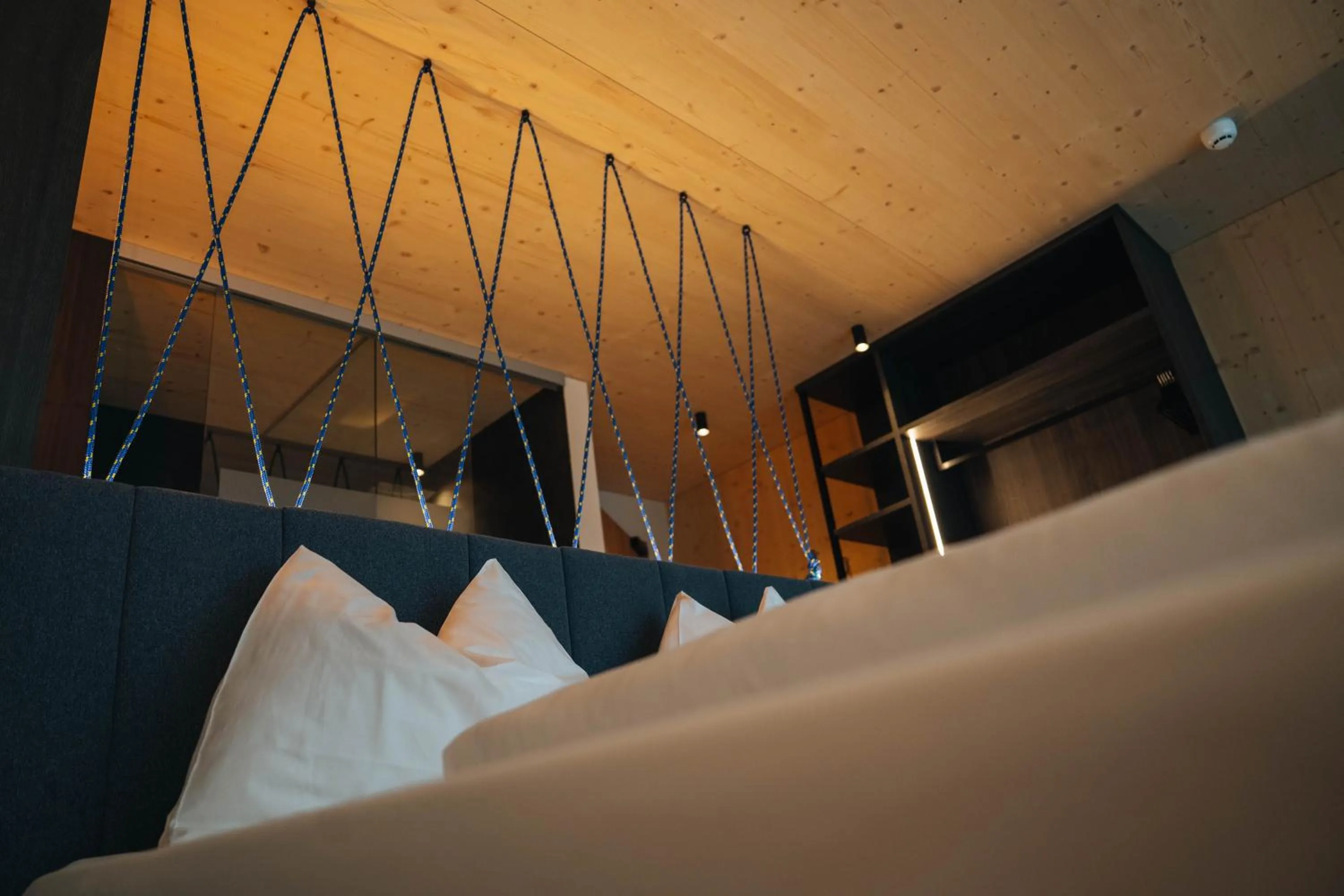 Bed in Hotel Wochtla Buam Aktivhotel am Kronplatz mit Sauna