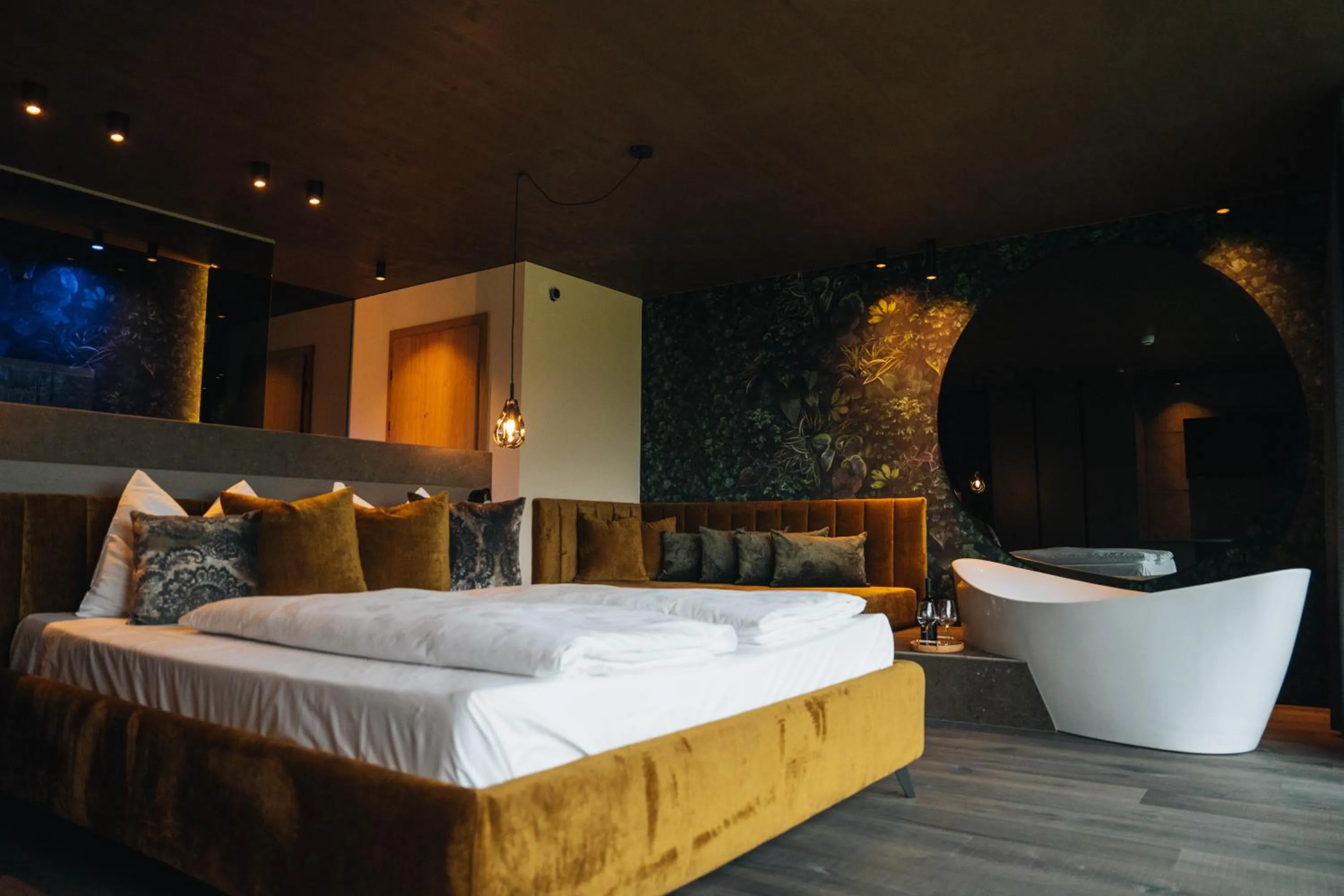 Photo of the whole room, Bed in Hotel Wochtla Buam Aktivhotel am Kronplatz mit Sauna