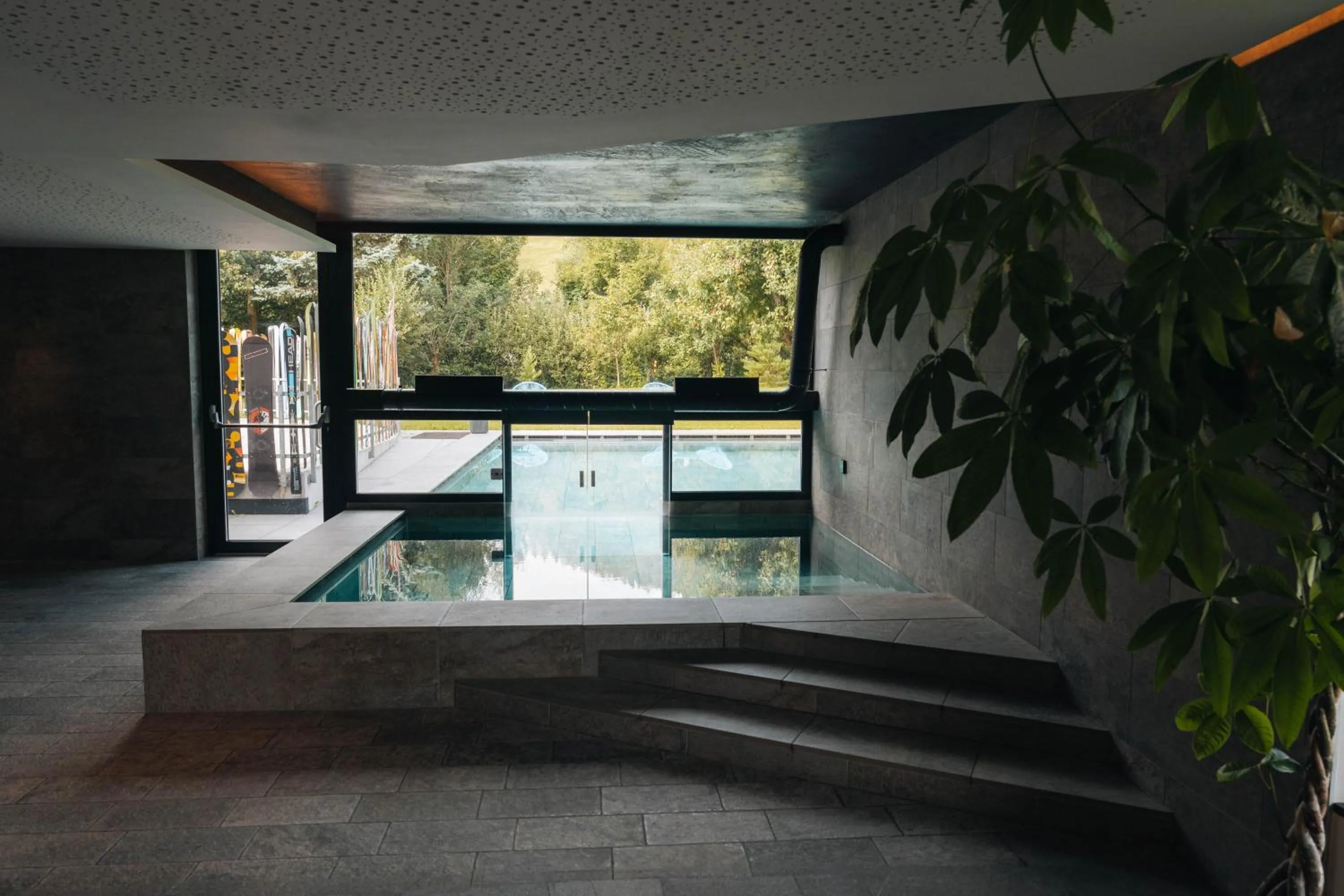 Swimming pool in Hotel Wochtla Buam Aktivhotel am Kronplatz mit Sauna