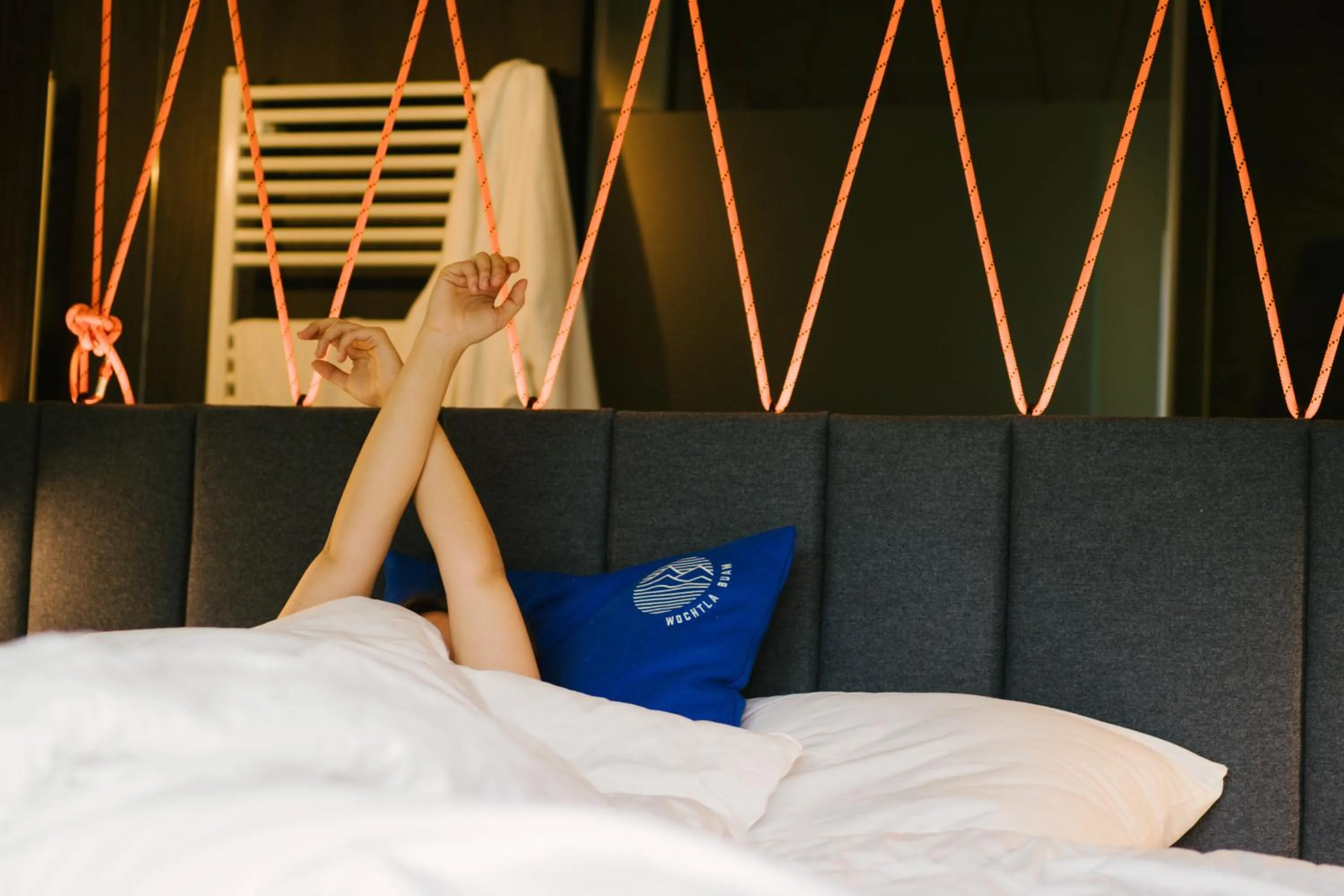 Bed in Hotel Wochtla Buam Aktivhotel am Kronplatz mit Sauna