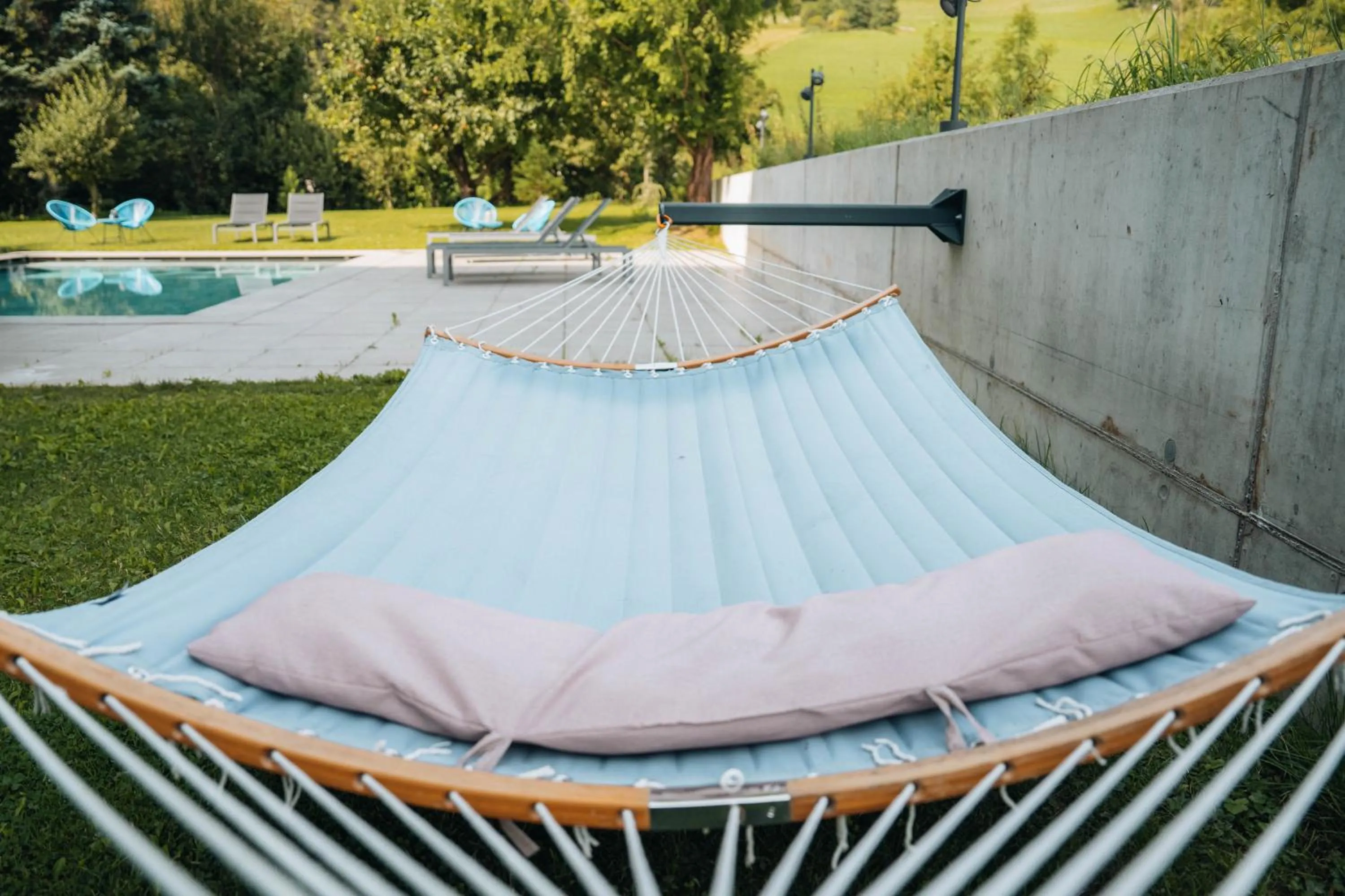 sunbed in Hotel Wochtla Buam Aktivhotel am Kronplatz mit Sauna