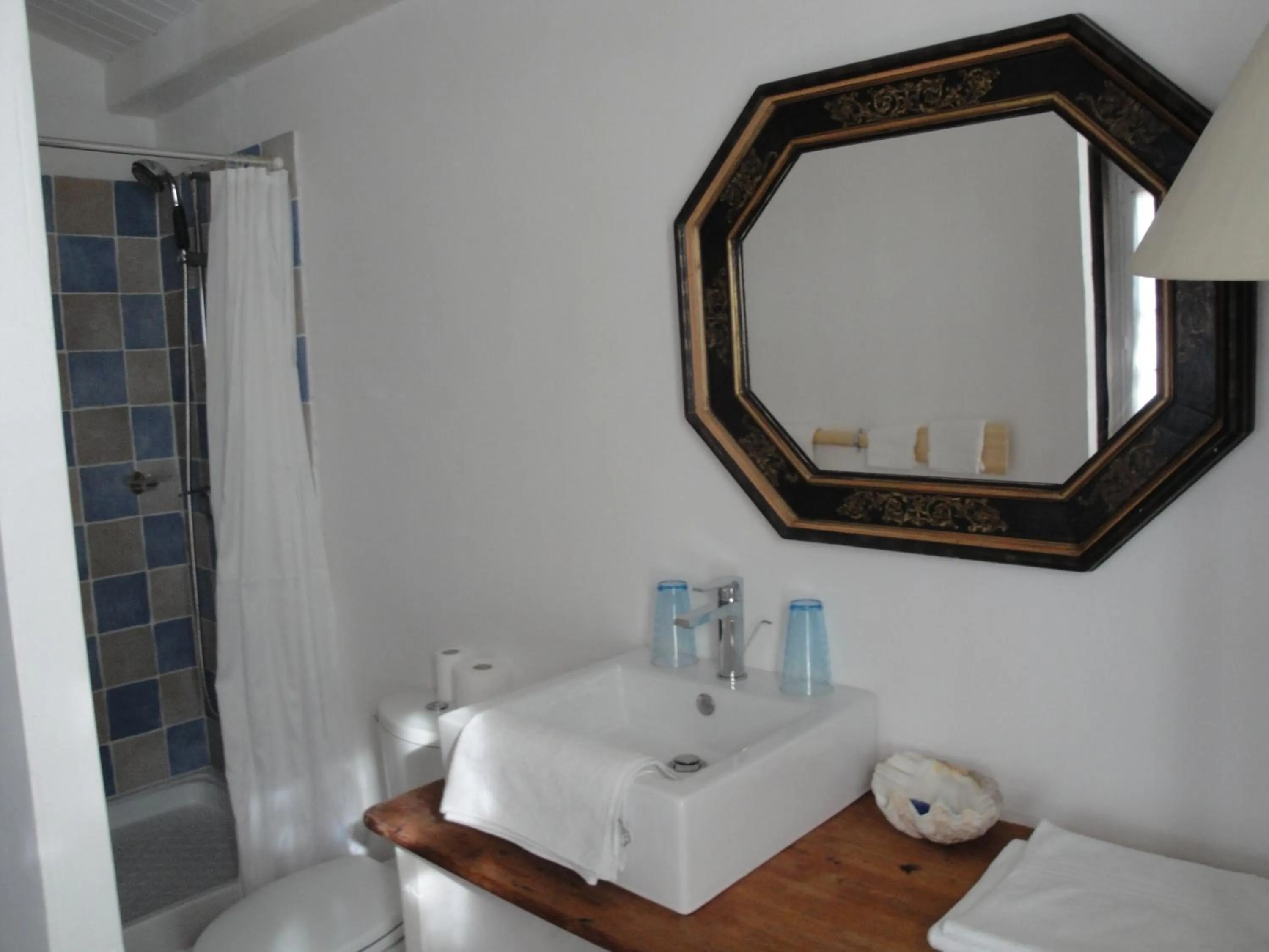 Bathroom in Le Buzet Bleu Bed & Breakfast