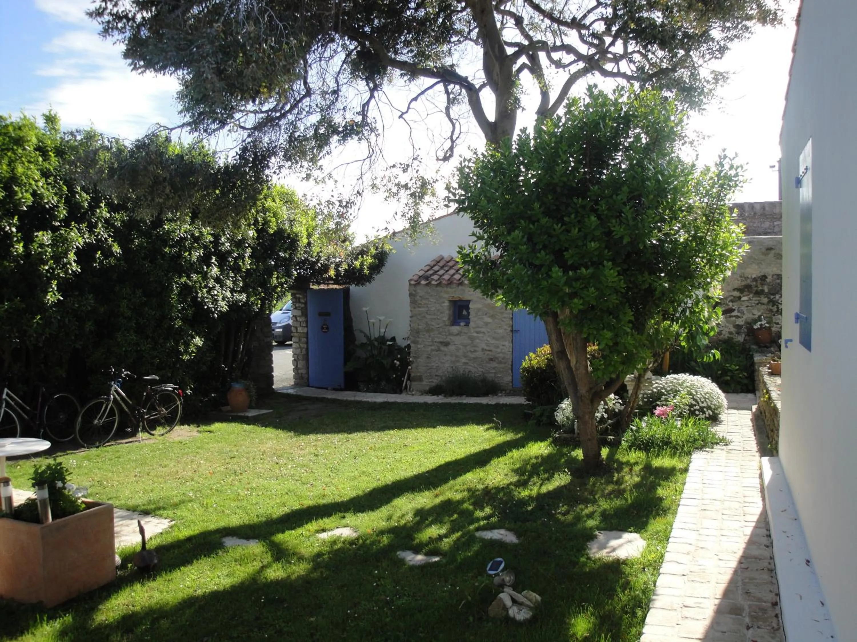 Garden in Le Buzet Bleu Bed & Breakfast