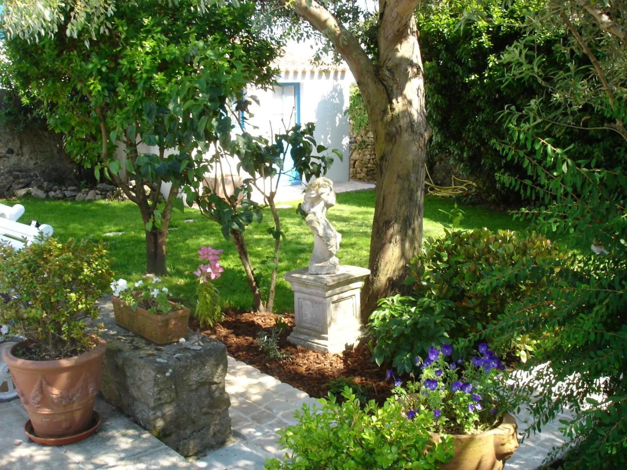 Garden view in Le Buzet Bleu Bed & Breakfast