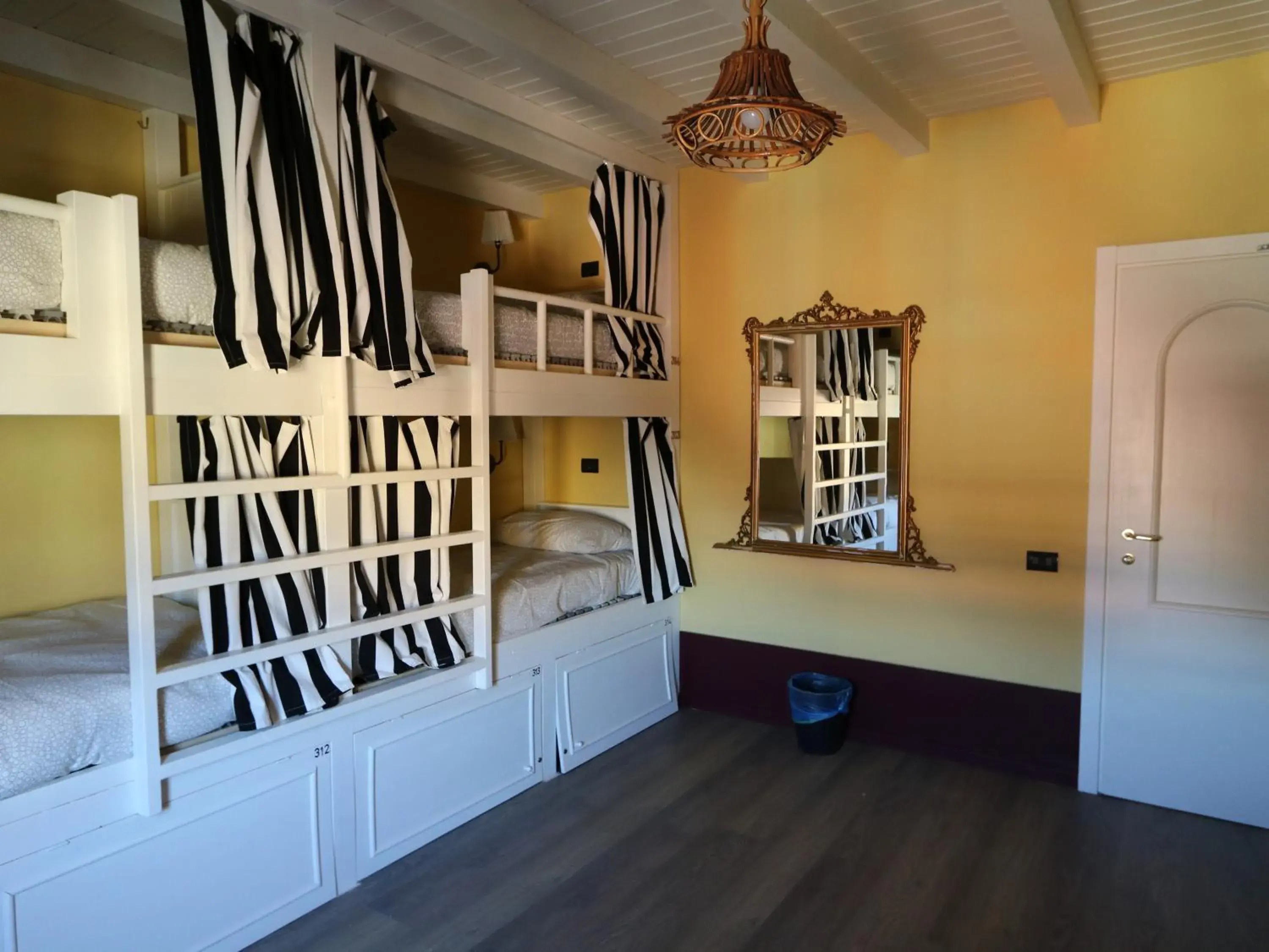 Bed in 4-Bed Mixed Dormitory Room in Grand Hostel Coconut Bed in 4-Bed Mixed Dormitory Room in Grand Hostel Coconut