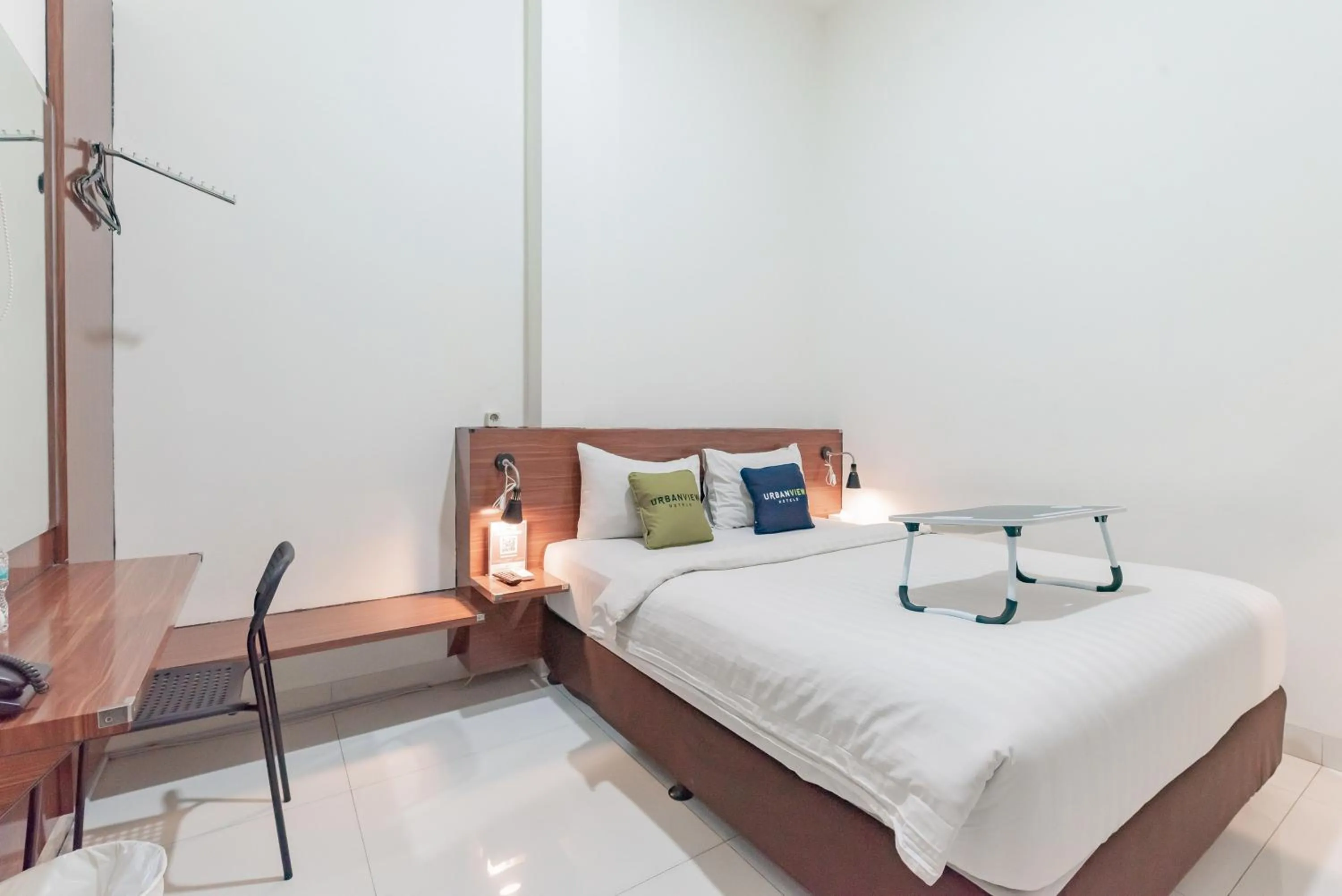 Bedroom, Bed in Urbanview Darmo Residence Bandung