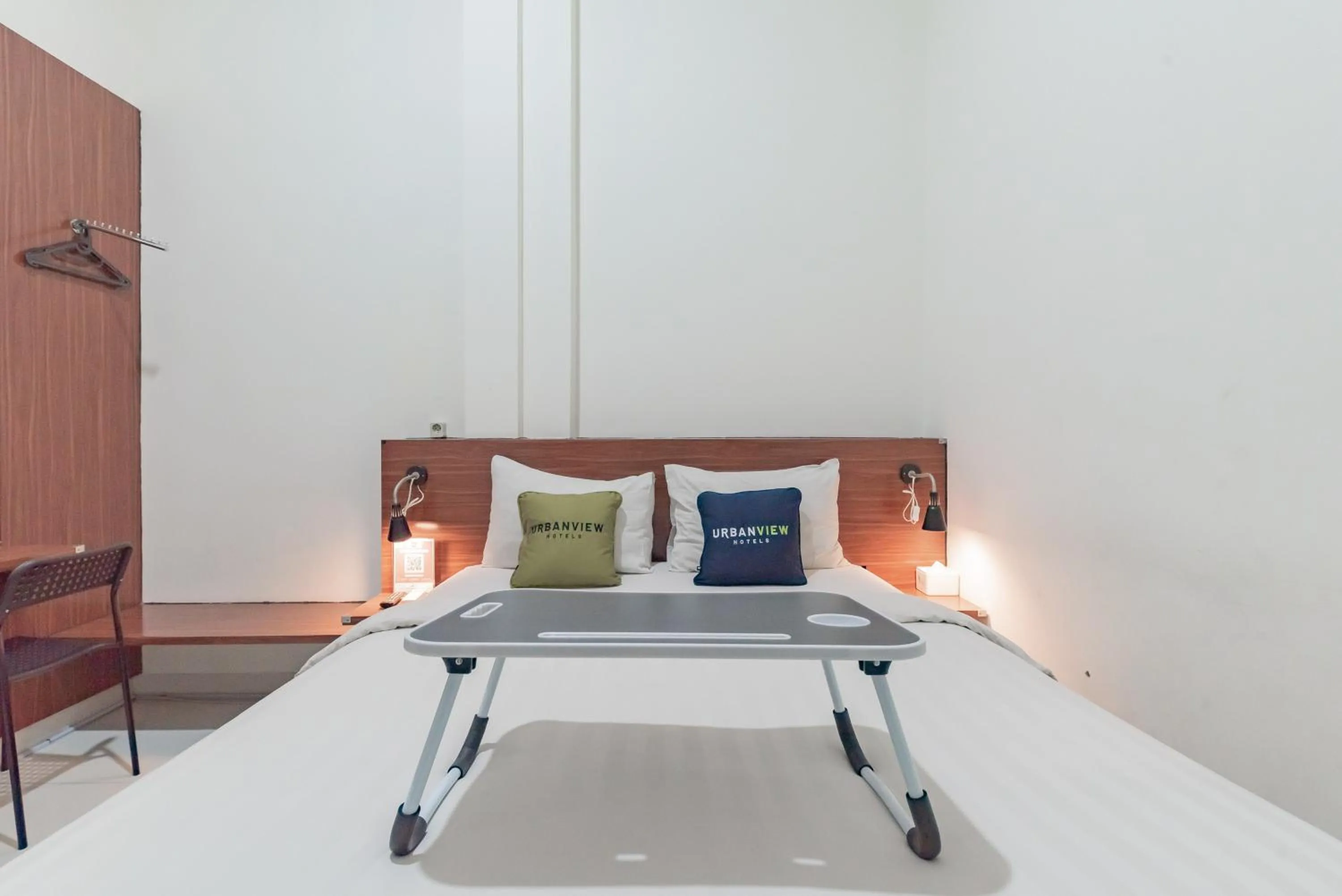 Bedroom, Bed in Urbanview Darmo Residence Bandung