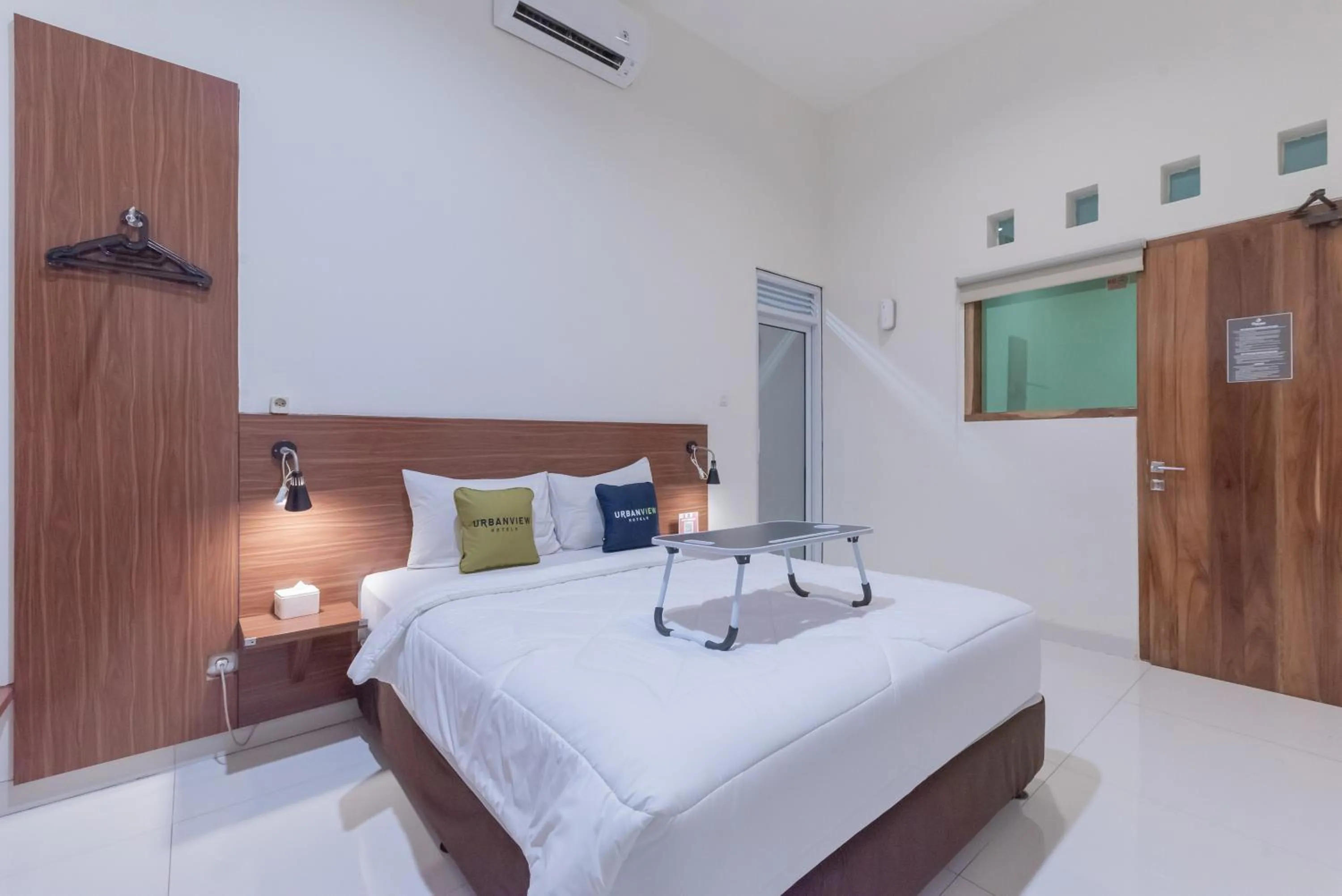 Bedroom, Bed in Urbanview Darmo Residence Bandung