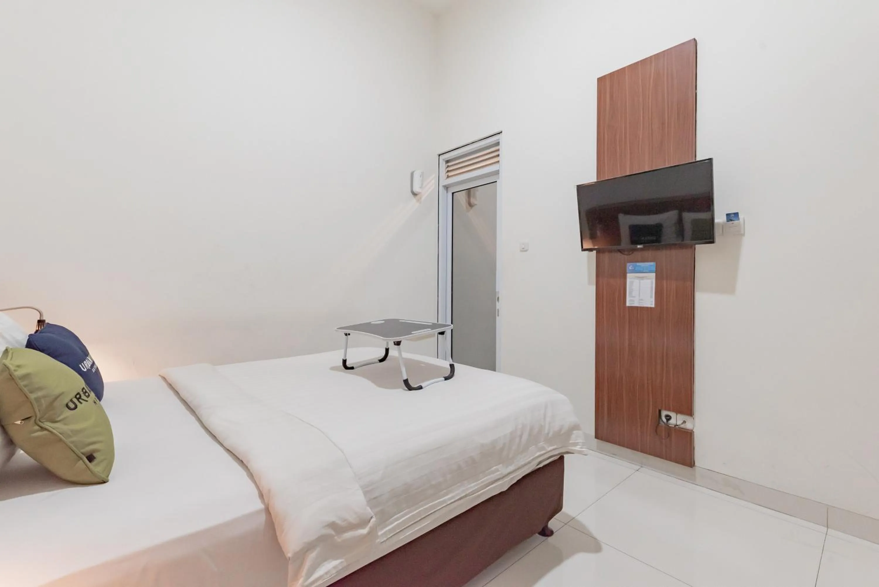 Bedroom, Bed in Urbanview Darmo Residence Bandung