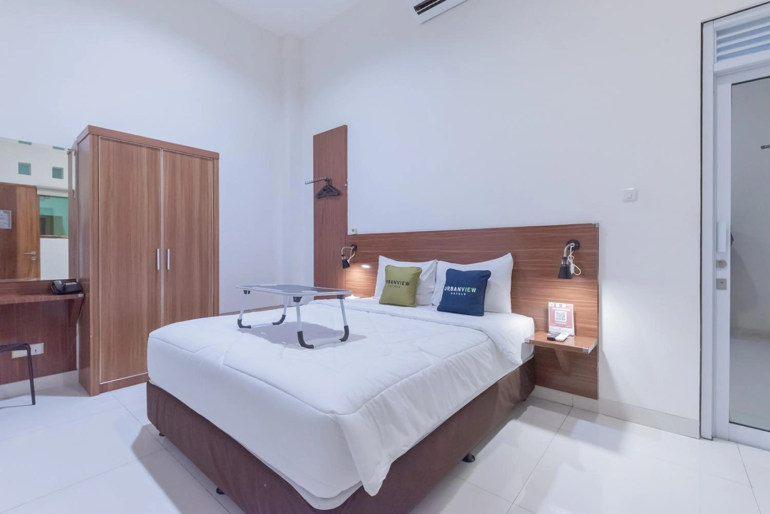 Bedroom, Bed in Urbanview Darmo Residence Bandung