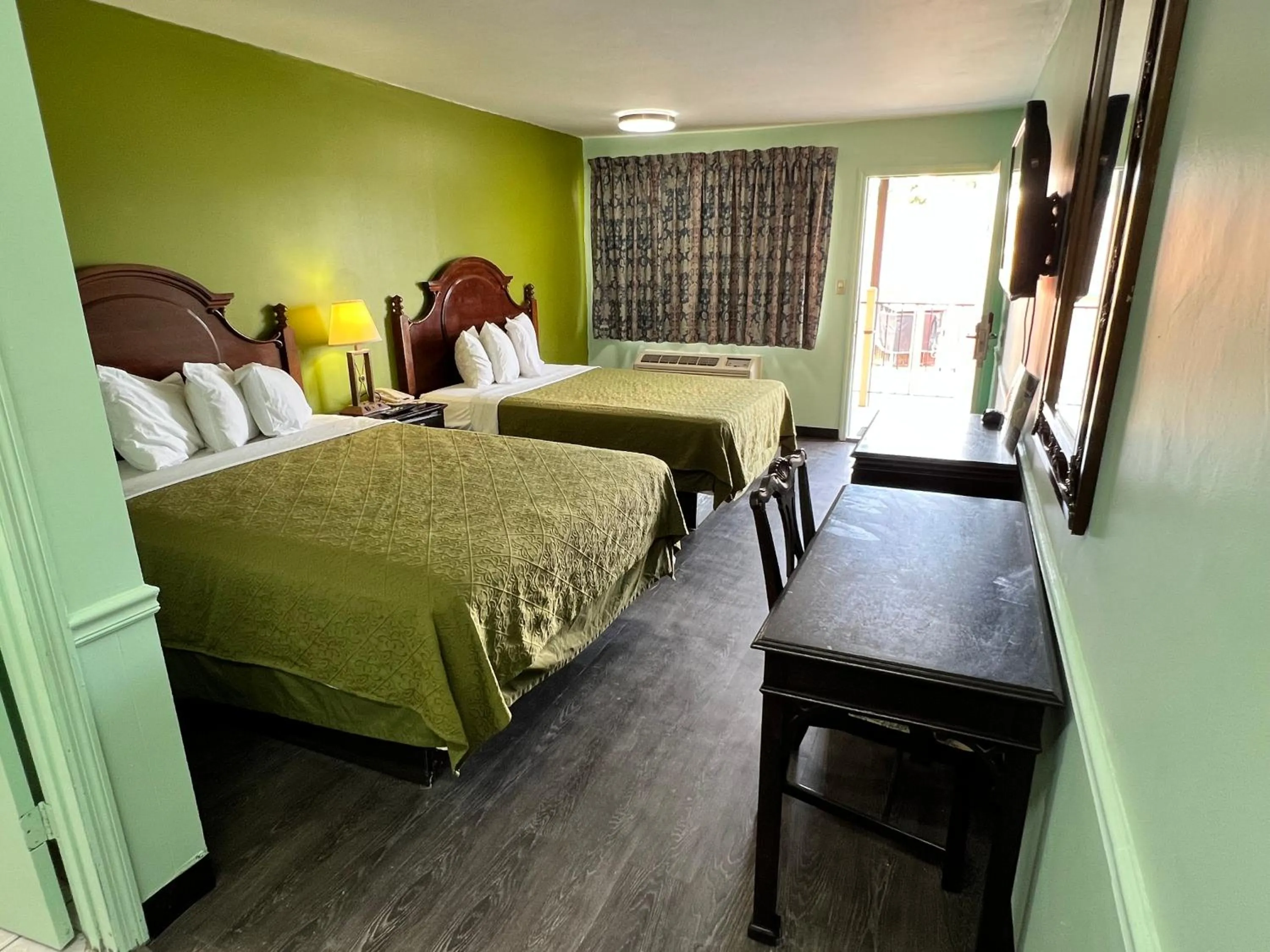 Photo of the whole room in Travelers inn