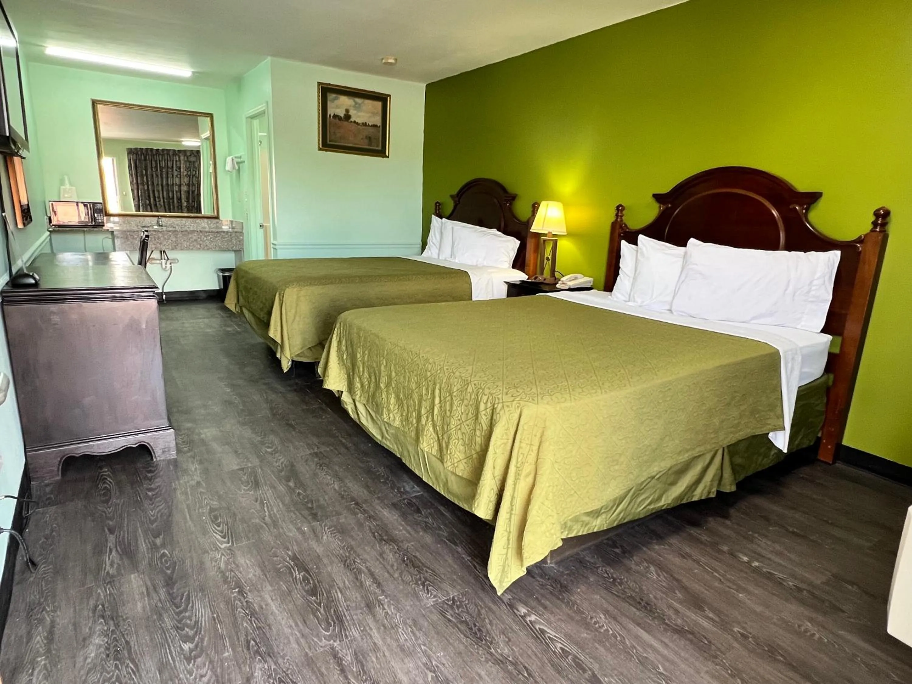 Photo of the whole room in Travelers inn