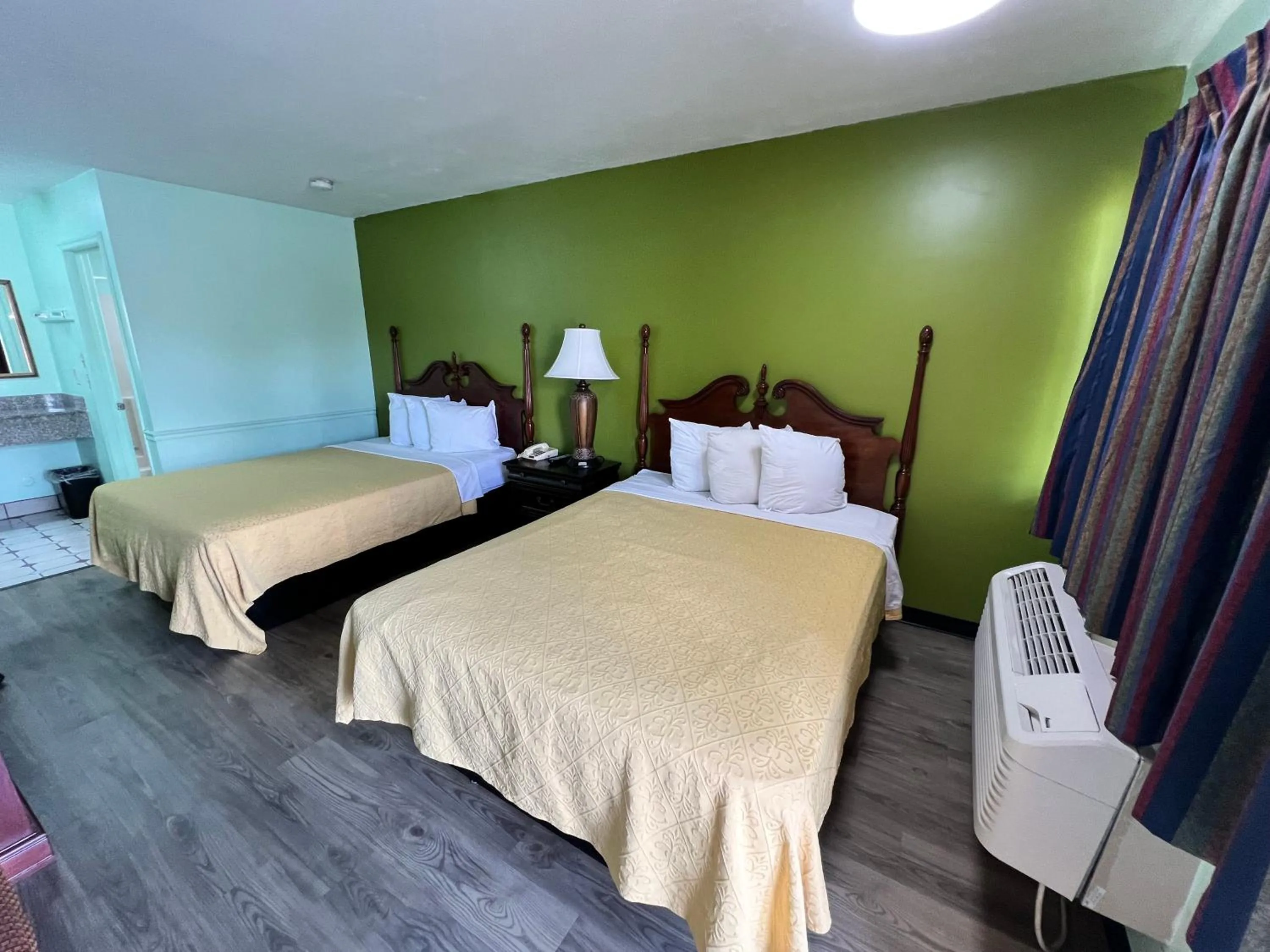 Photo of the whole room in Travelers inn