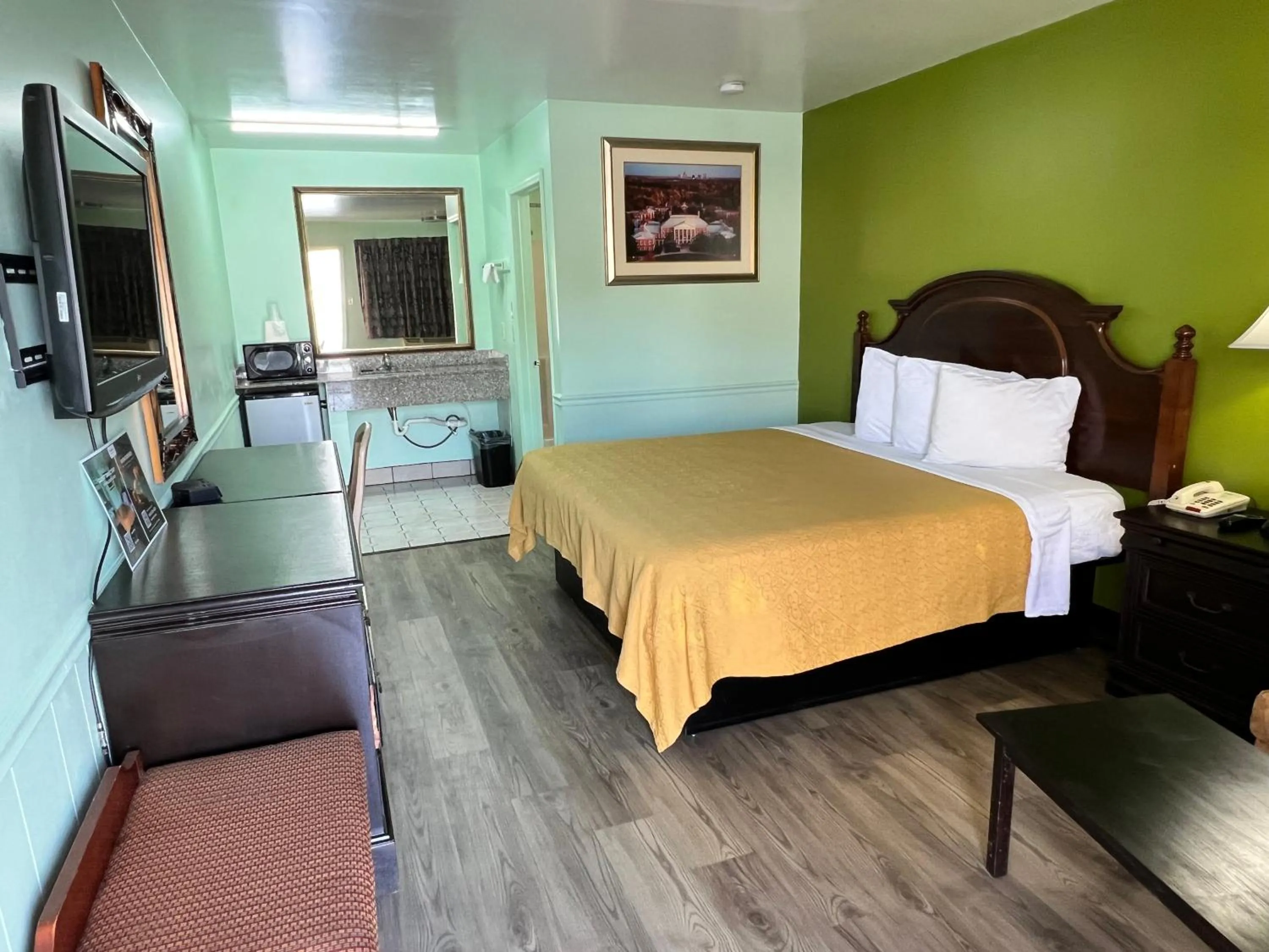 Photo of the whole room in Travelers inn