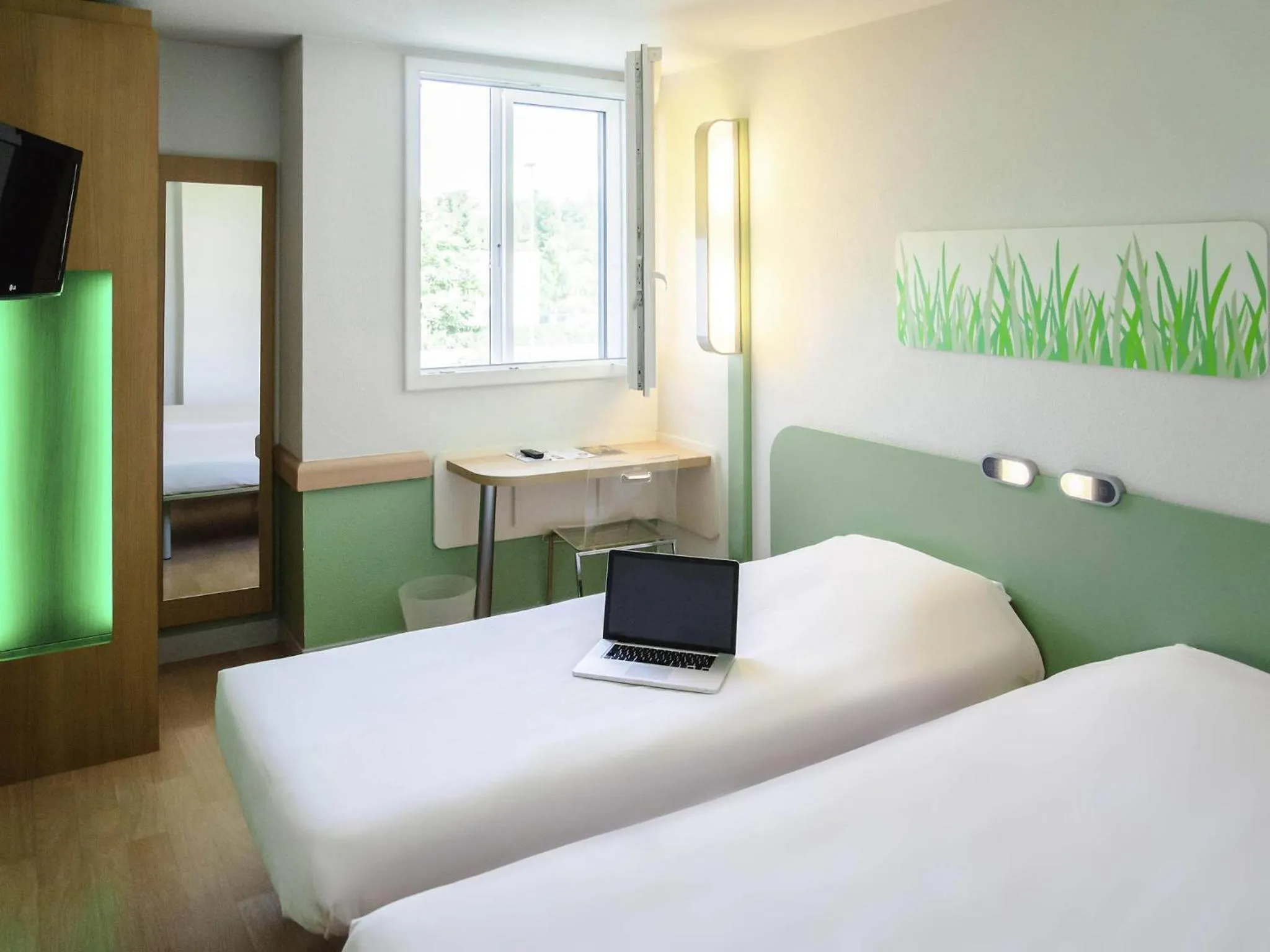 Bedroom, Bed in ibis budget Aeroport le Bourget Garonor