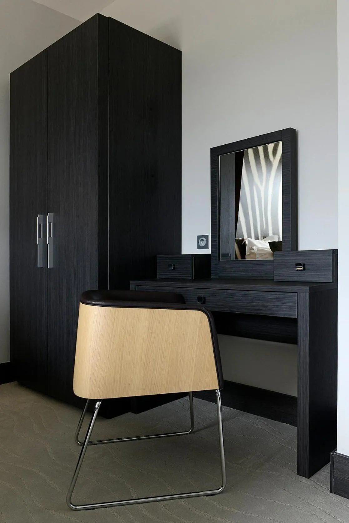 hair dresser in Kyriad Prestige Lyon Est - Saint Priest Eurexpo Hotel and SPA