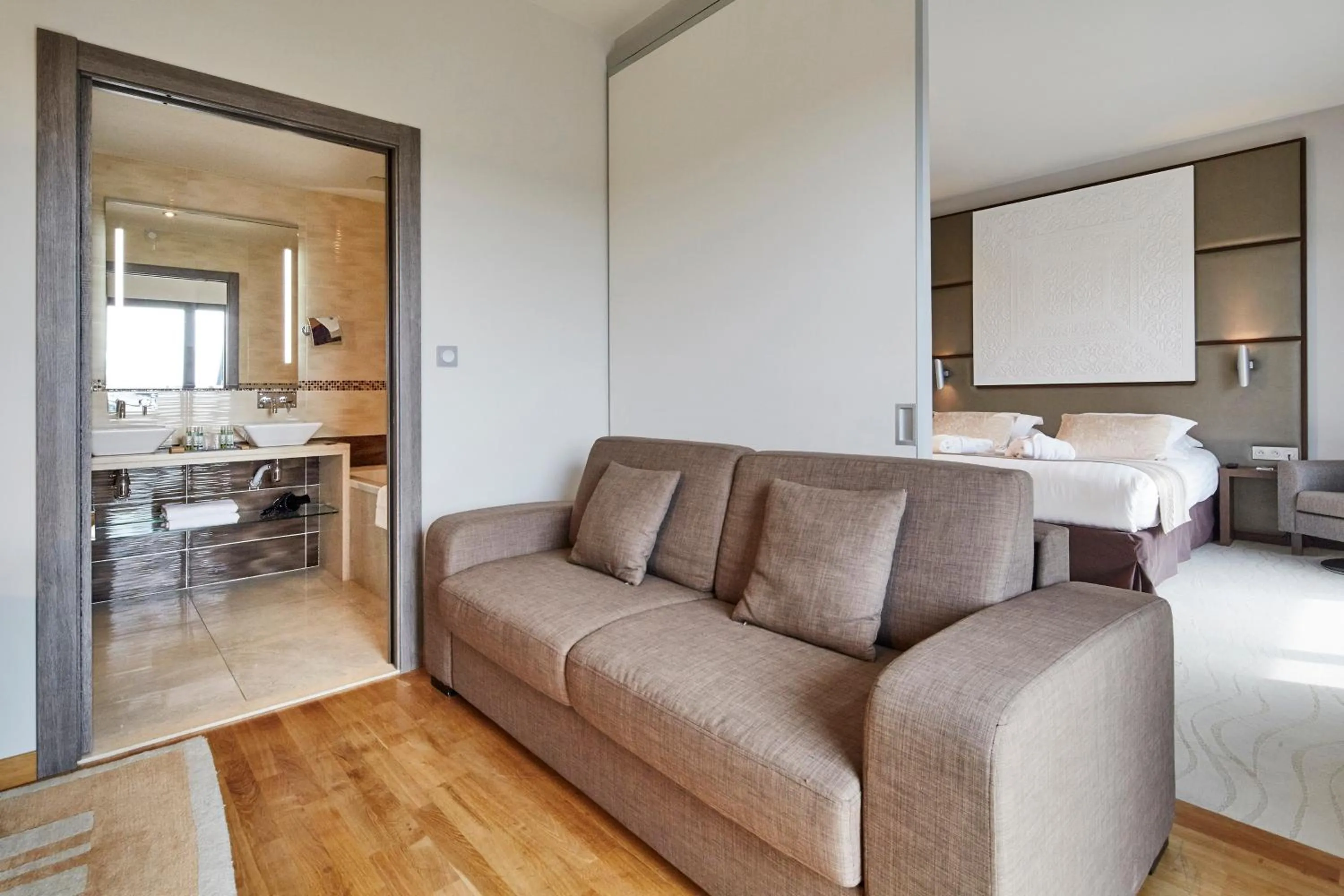 Bed in Kyriad Prestige Lyon Est - Saint Priest Eurexpo Hotel and SPA