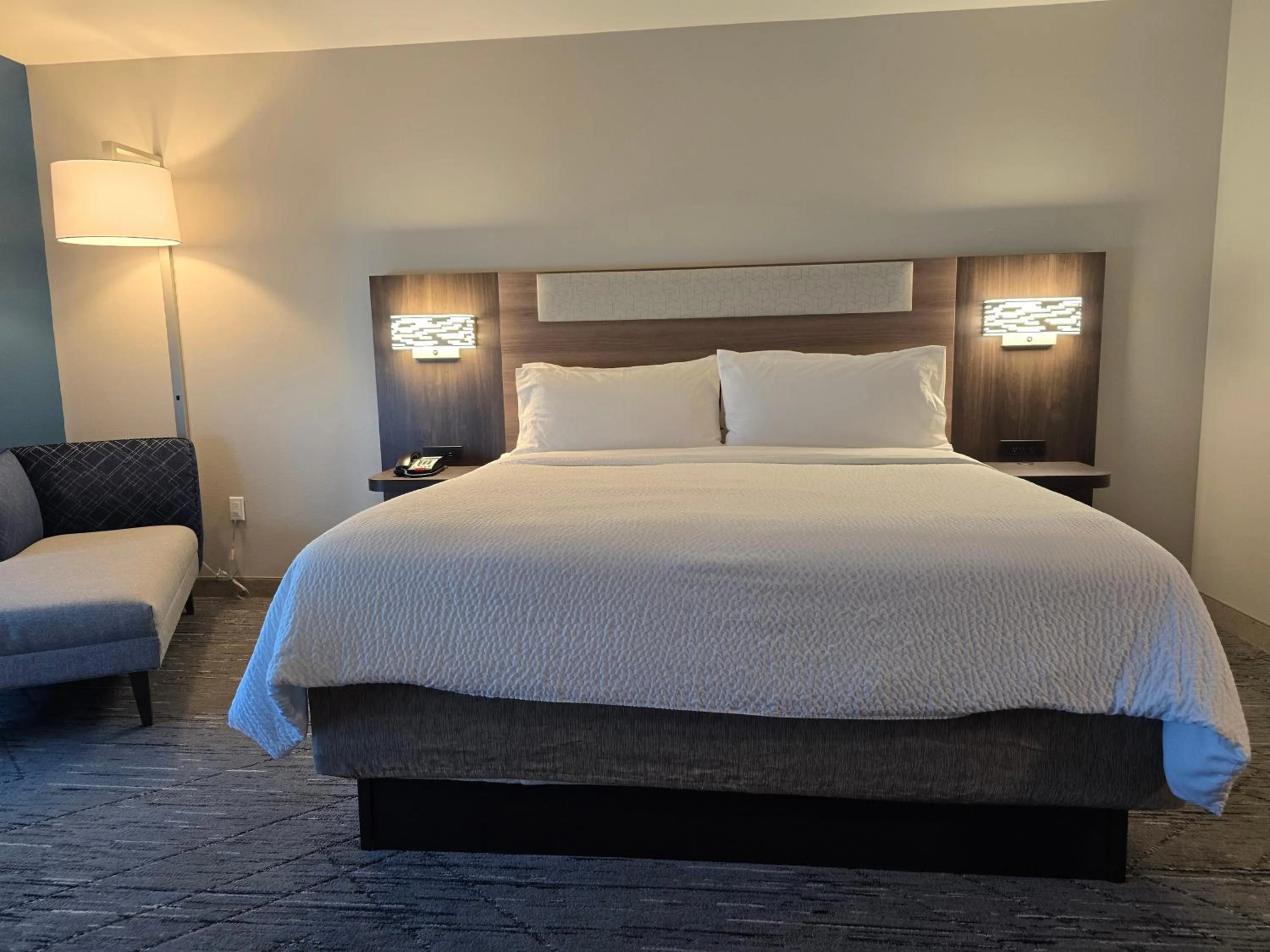 Bedroom, Bed in Holiday Inn Express & Suites - Smithfield/Selma by IHG