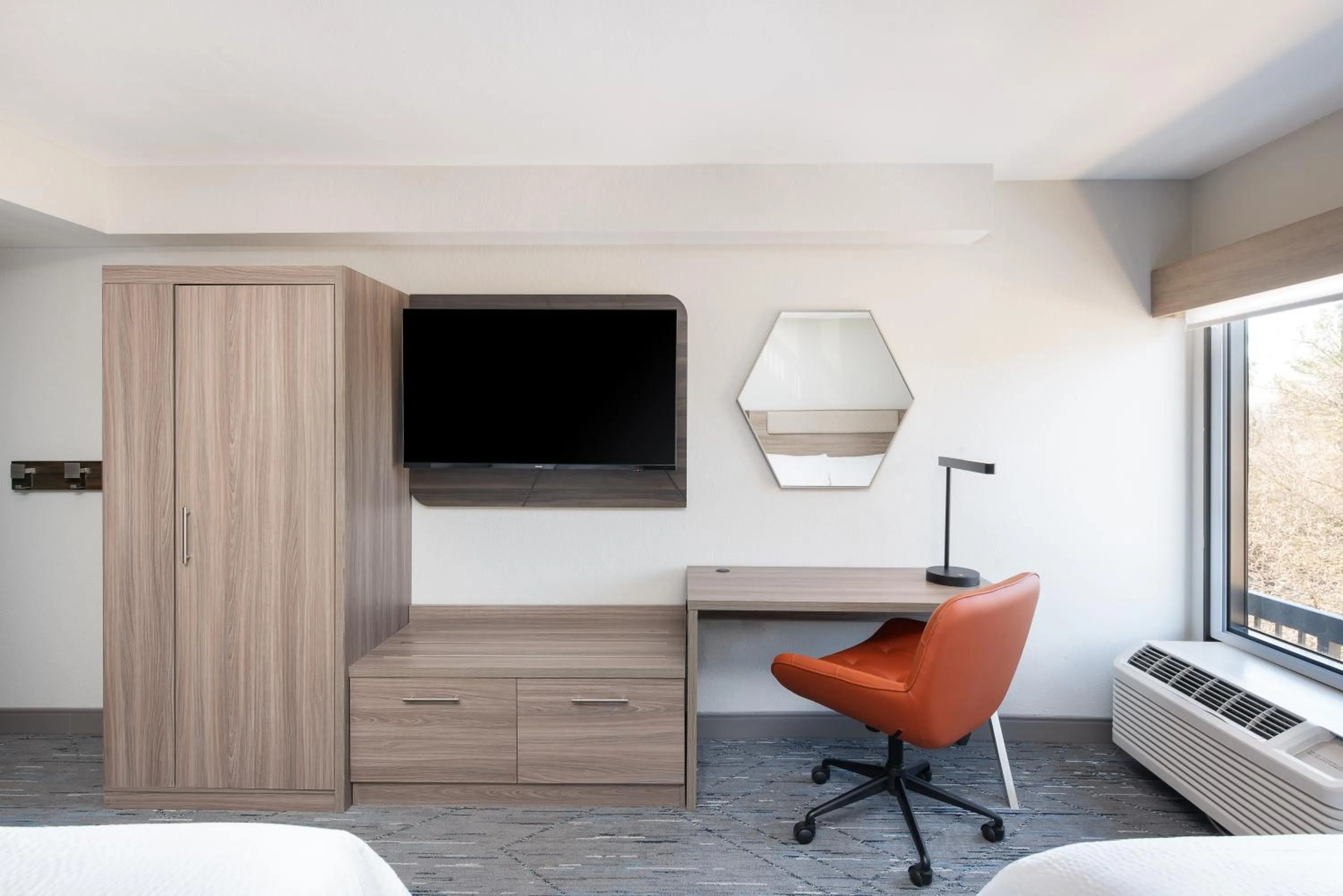 hair dresser, Bed in Holiday Inn Express Atlanta West - Theme Park Area by IHG