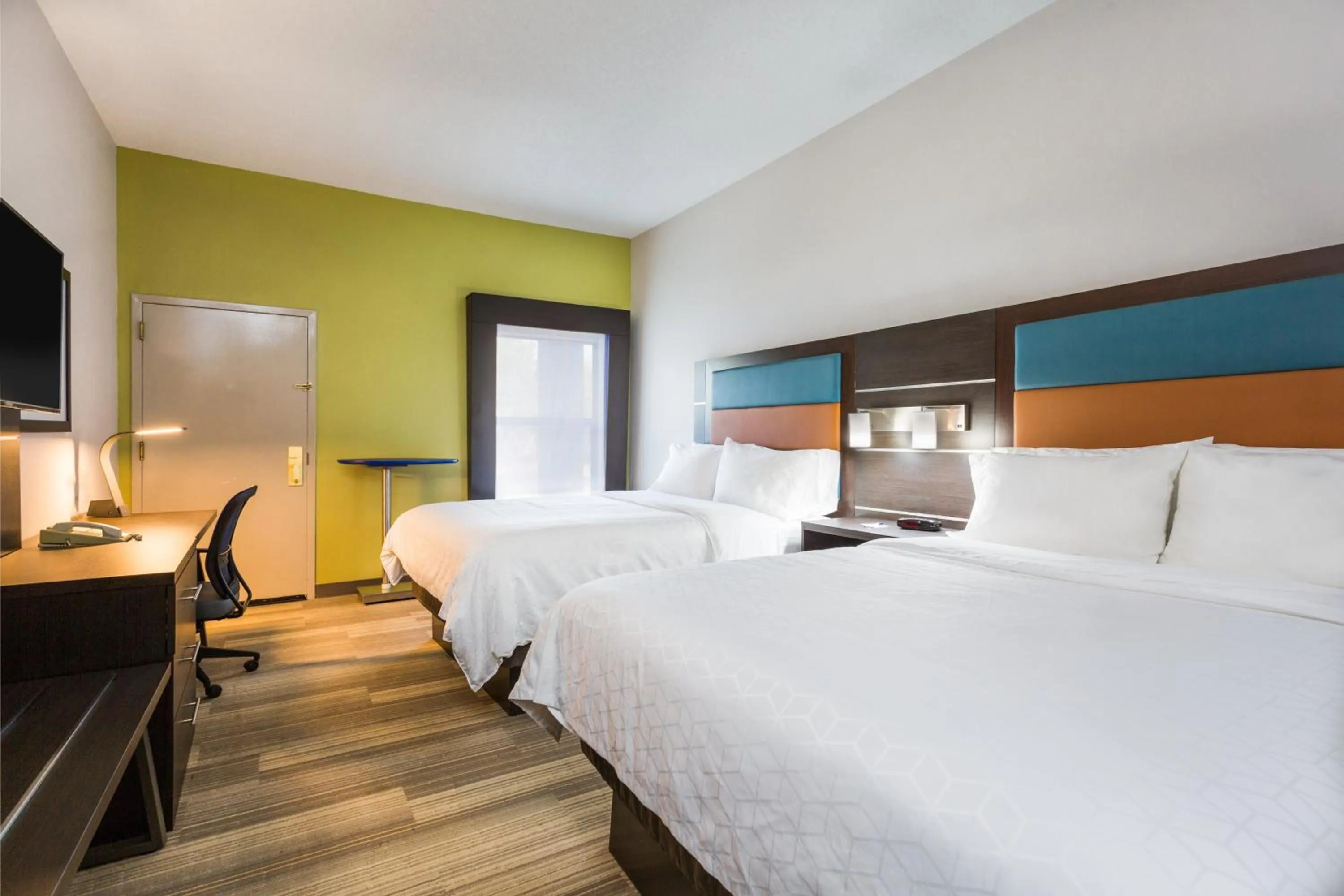 Photo of the whole room, Bed in Holiday Inn Express - Plymouth by IHG