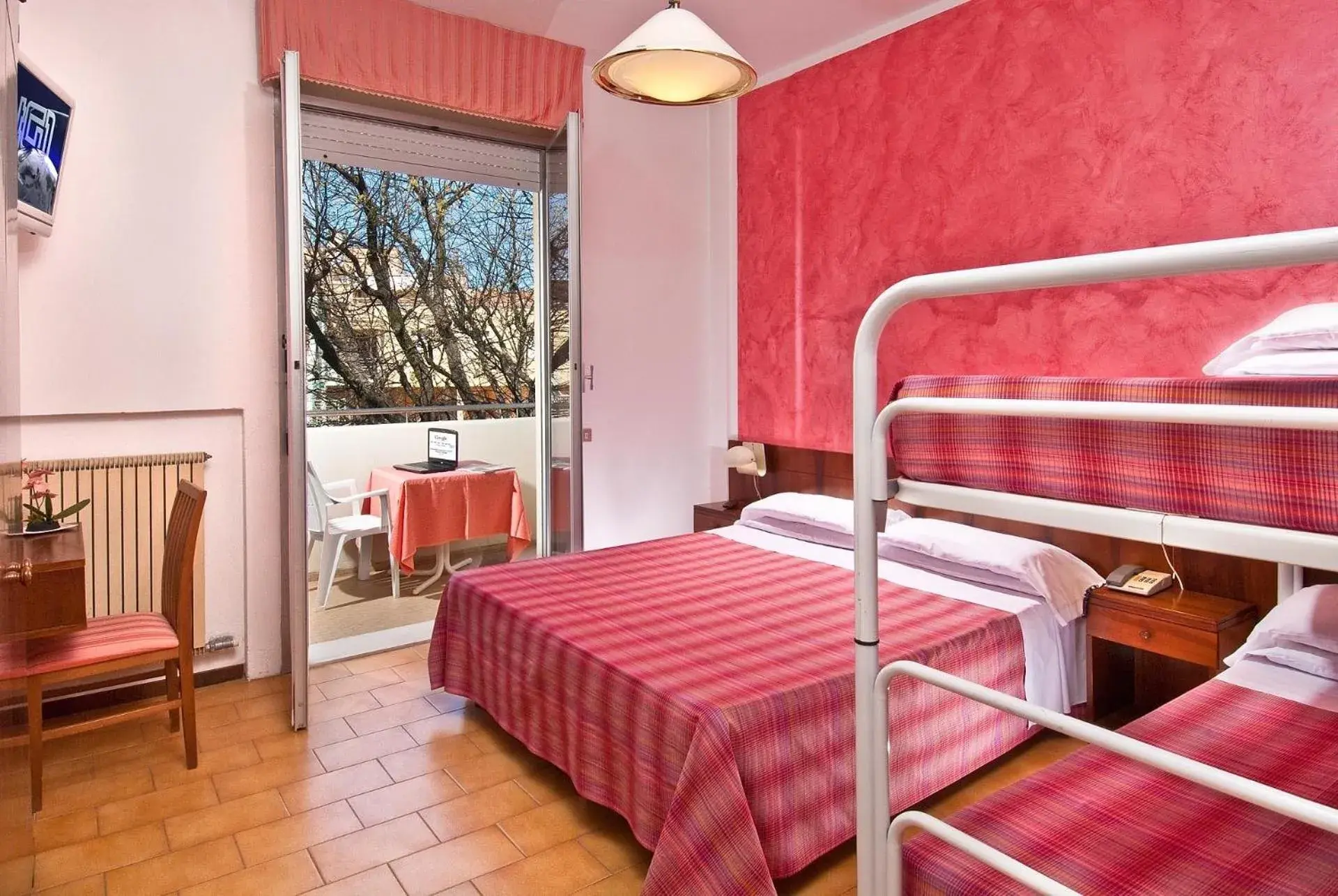 Economy Quadruple Room in Hotel Le Querce Economy Quadruple Room in Hotel Le Querce