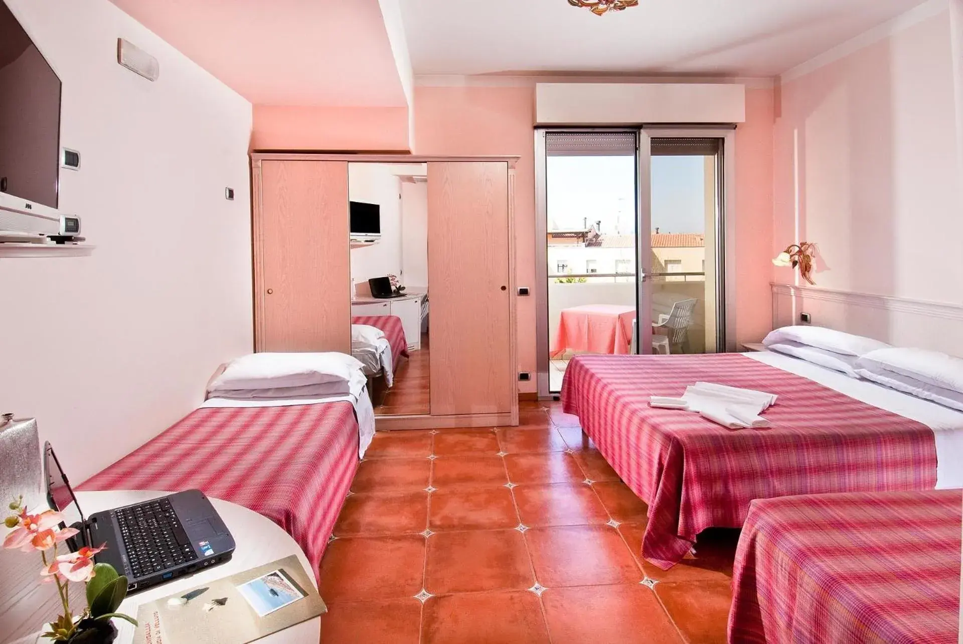 Superior Quadruple Room in Hotel Le Querce Superior Quadruple Room in Hotel Le Querce