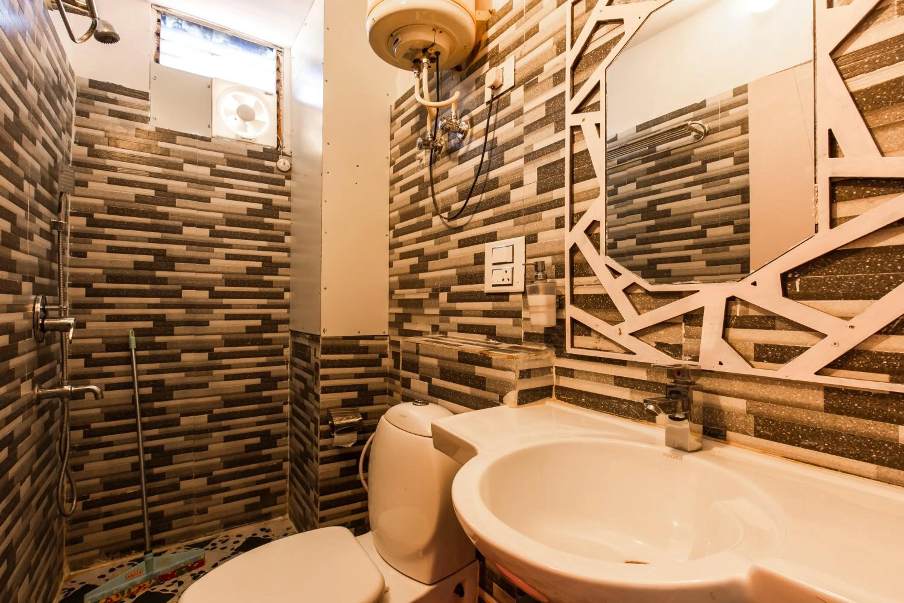 Bathroom in goSTOPS Rishikesh, Tapovan