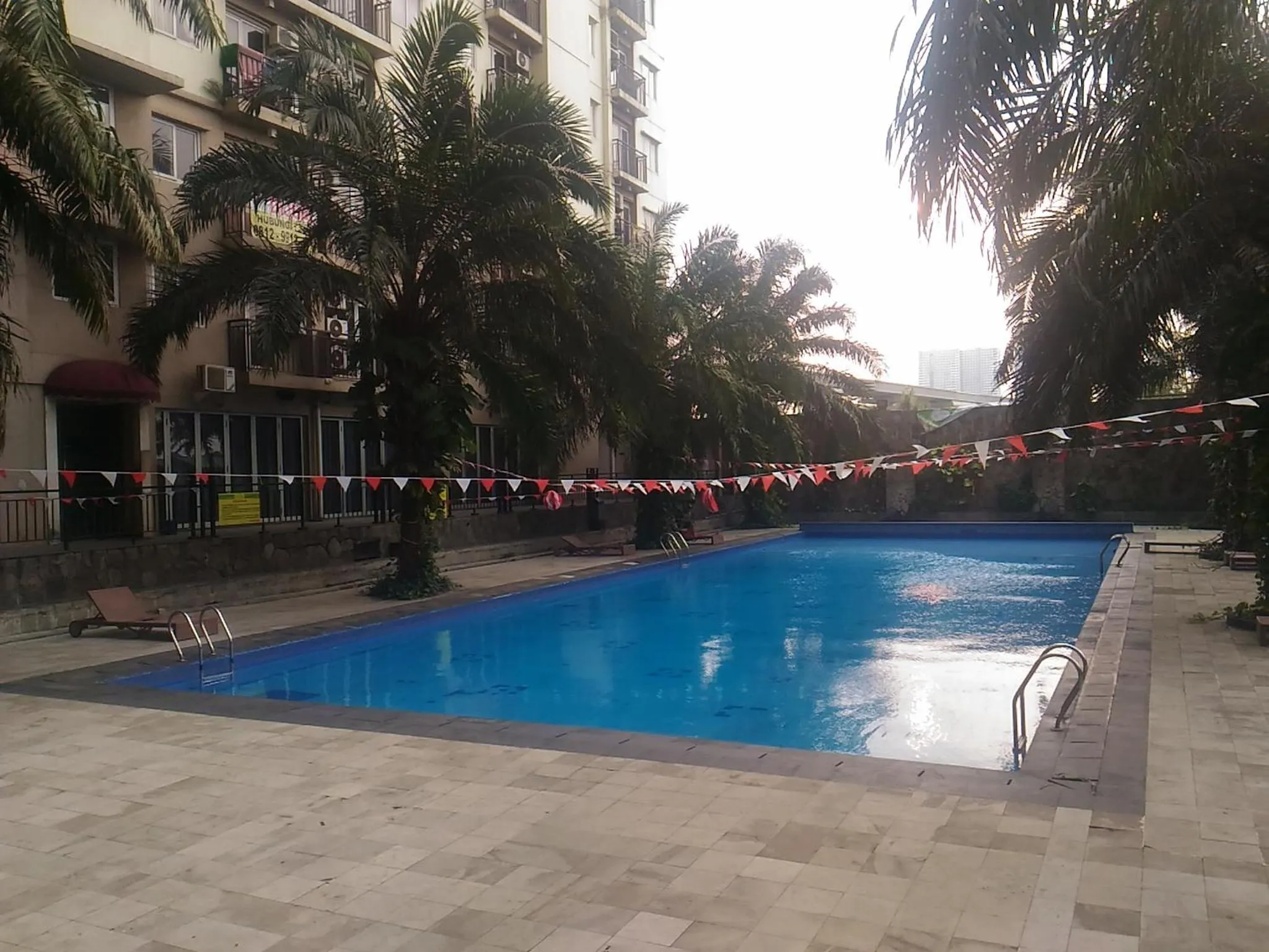 Swimming pool in Comfortable 2BR Mutiara Bekasi Apartment By Travelio