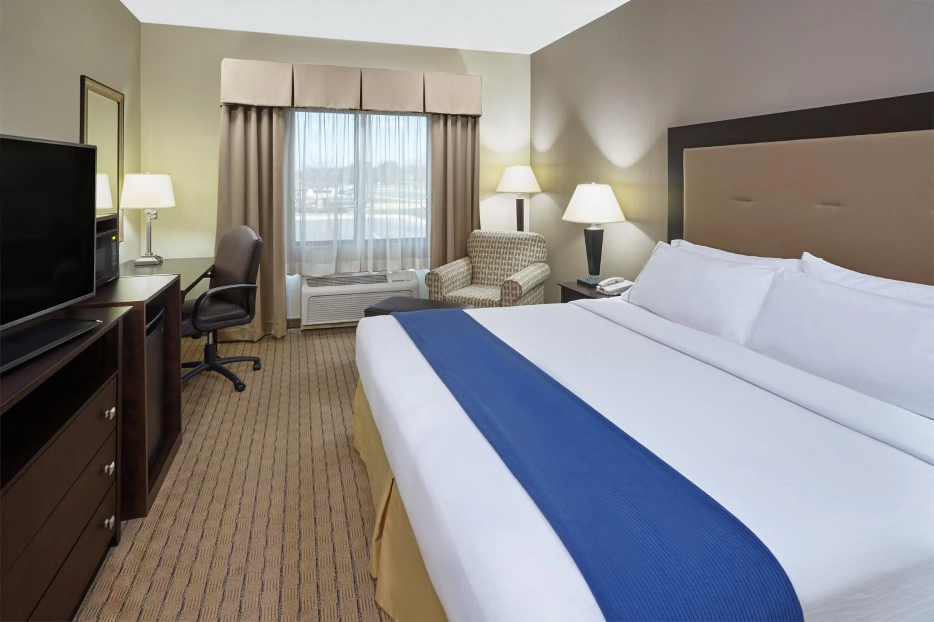 Photo of the whole room, Bed in Holiday Inn Express & Suites Madison-Verona by IHG