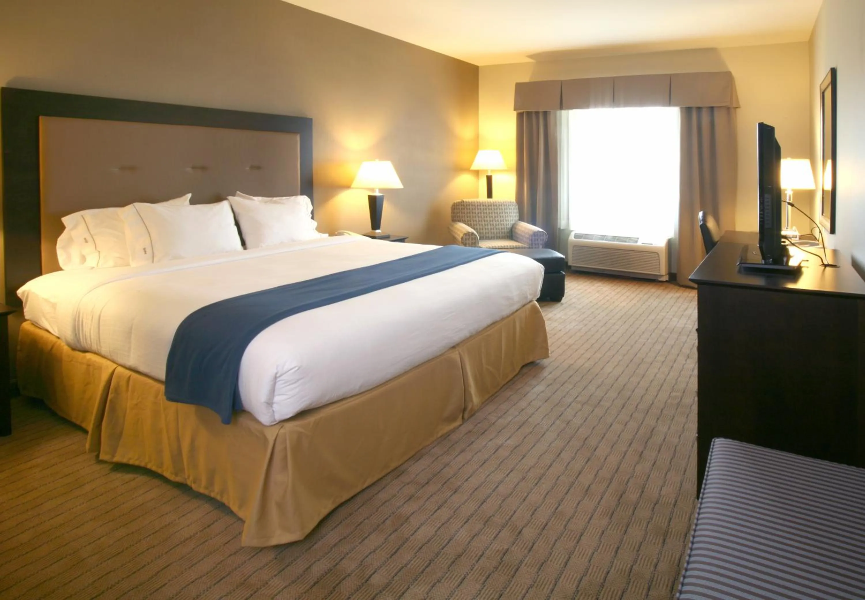 Bedroom, Bed in Holiday Inn Express & Suites Madison-Verona by IHG
