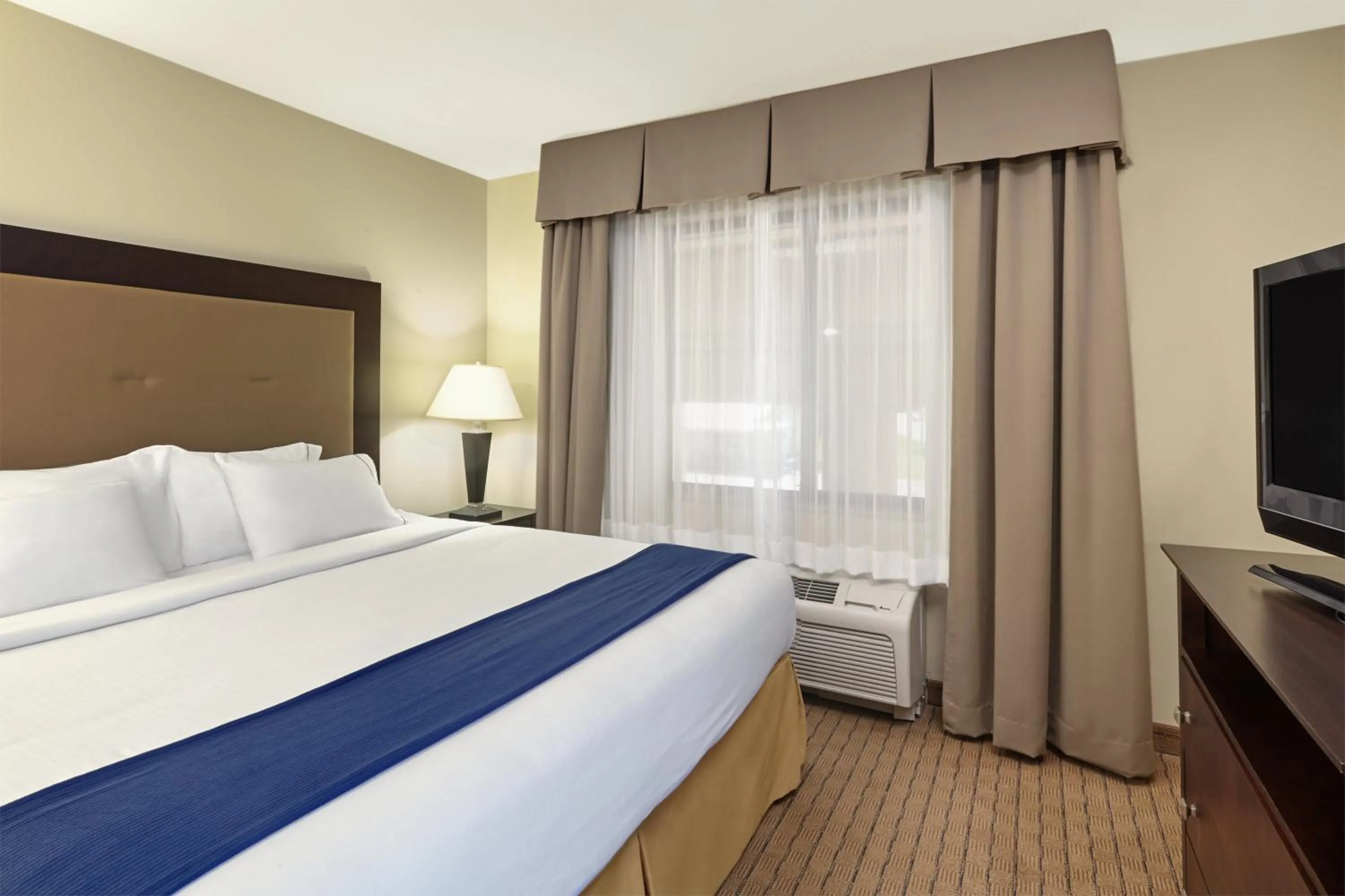 Photo of the whole room, Bed in Holiday Inn Express & Suites Madison-Verona by IHG