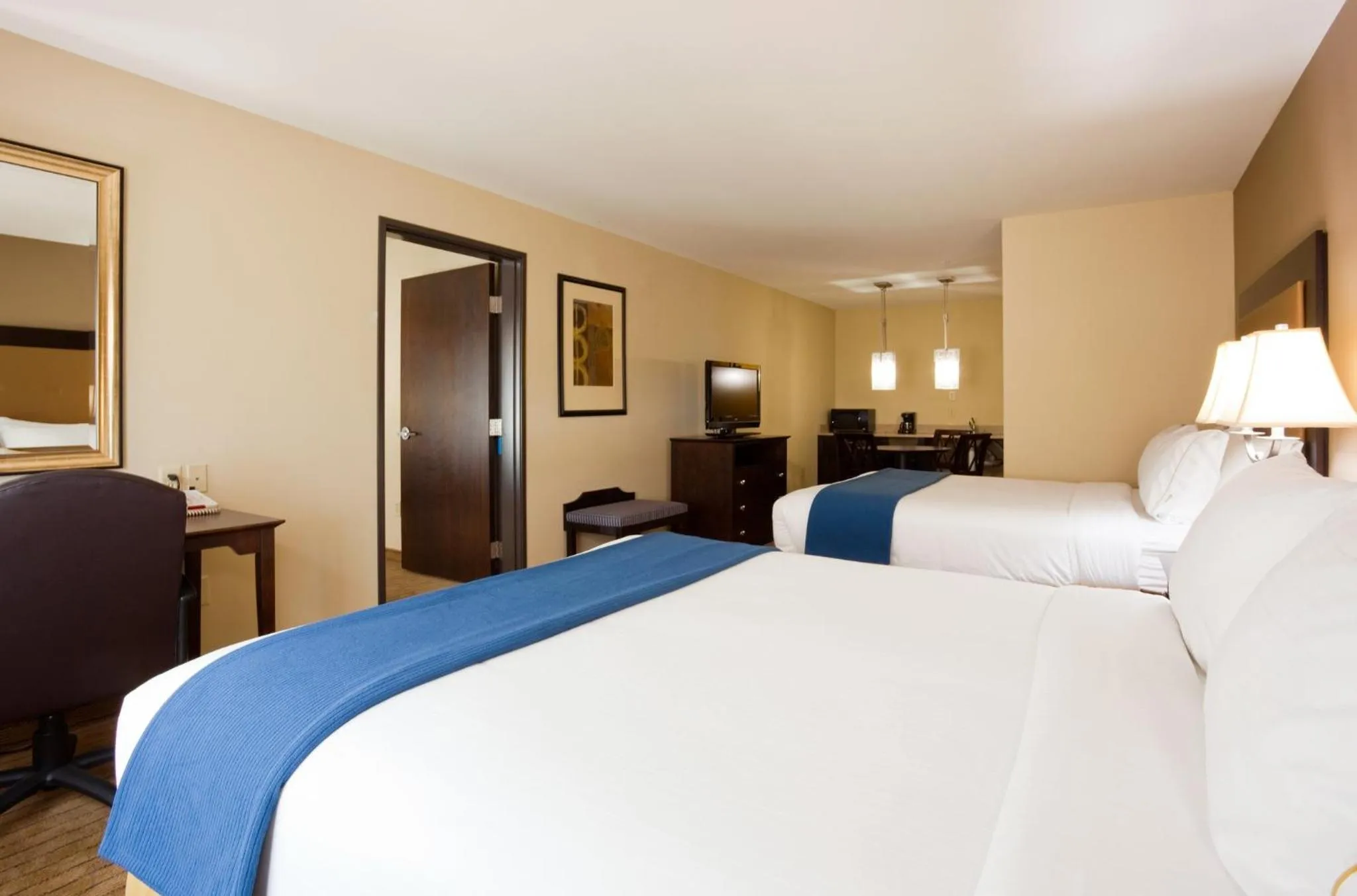 Photo of the whole room, Bed in Holiday Inn Express & Suites Madison-Verona by IHG