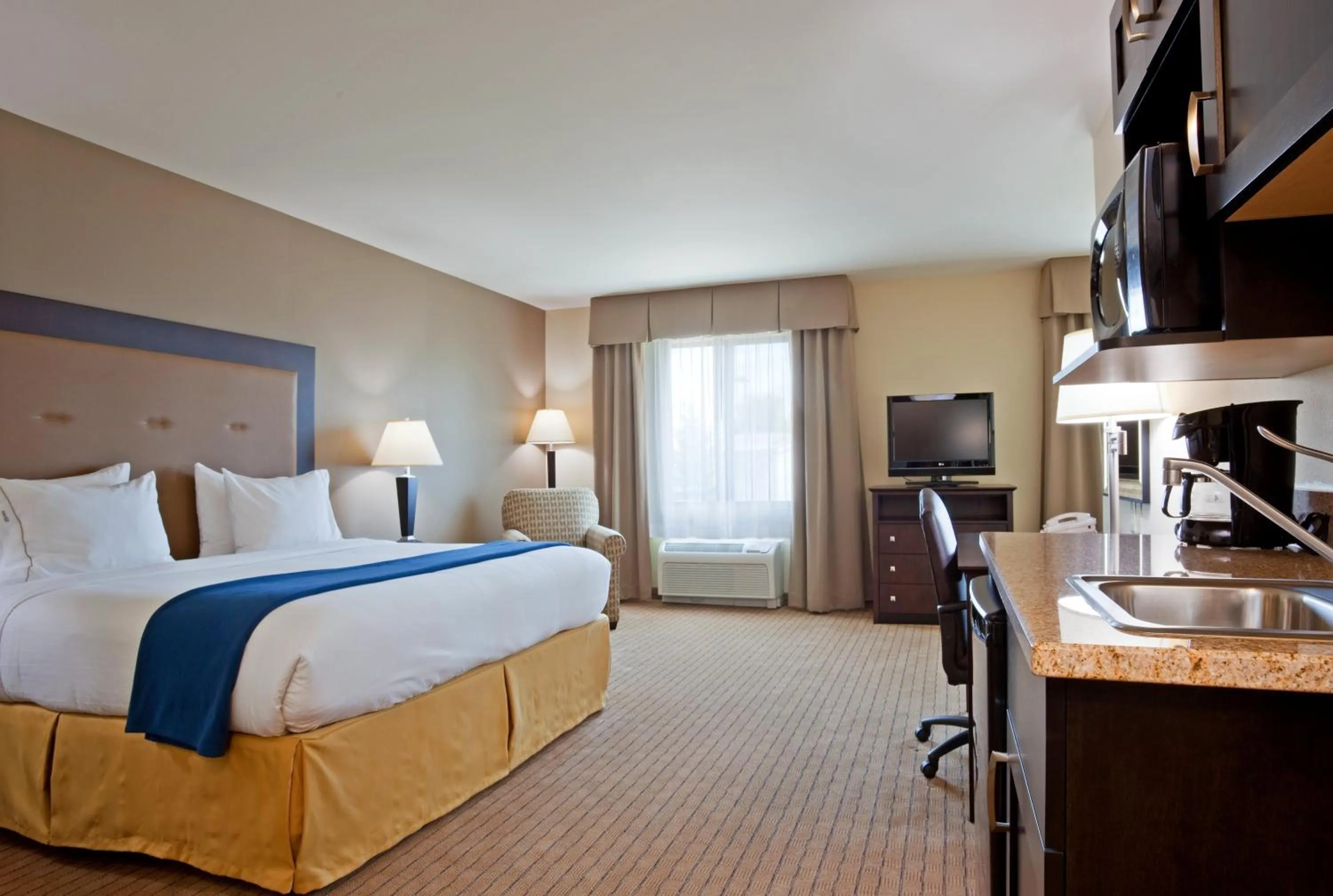 Photo of the whole room, Bed in Holiday Inn Express & Suites Madison-Verona by IHG