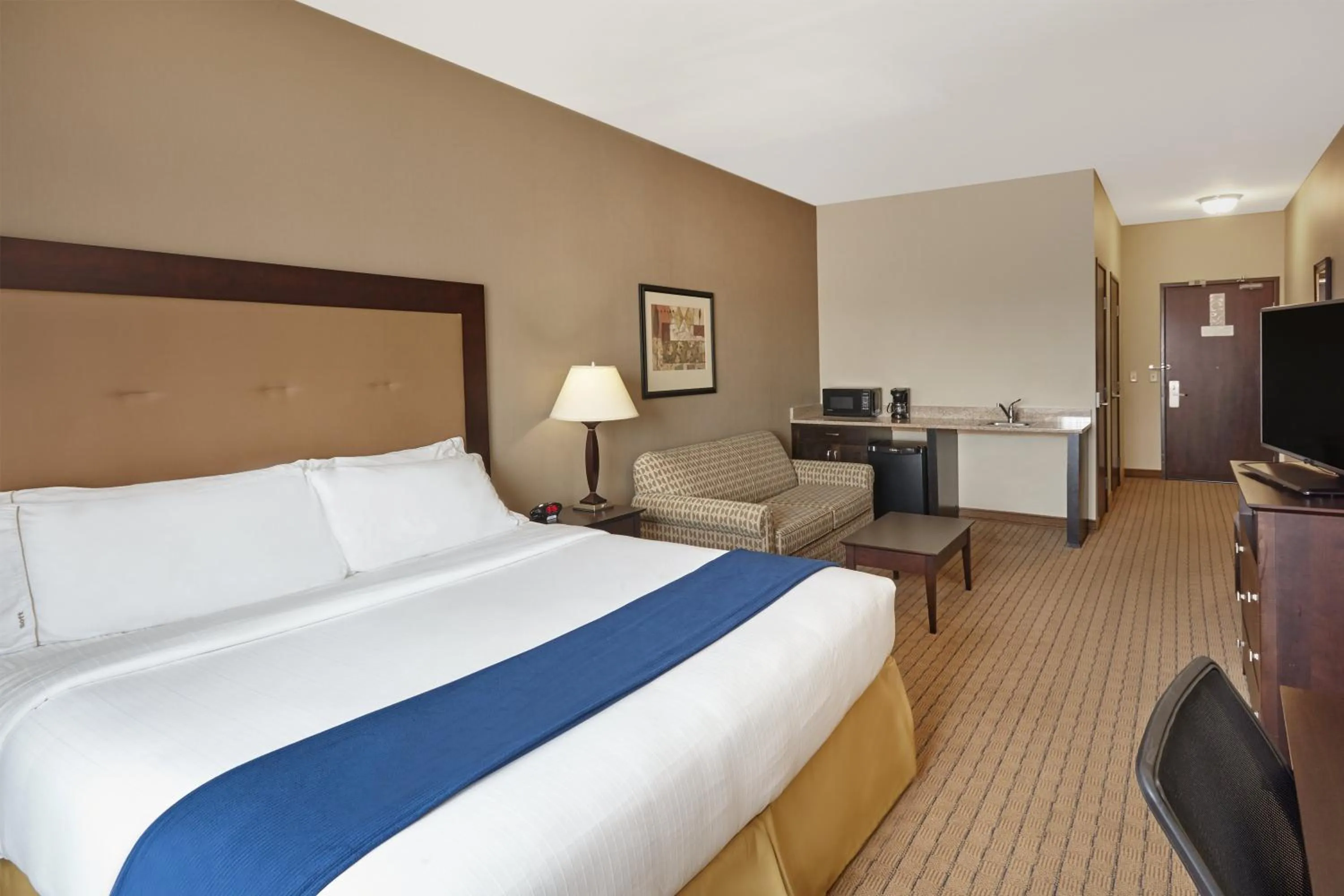 Photo of the whole room, Bed in Holiday Inn Express & Suites Madison-Verona by IHG