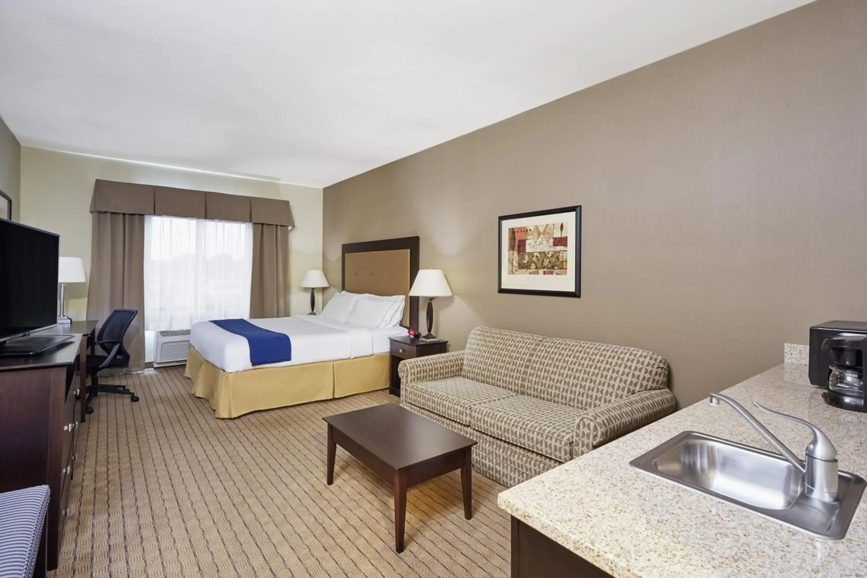 King Suite in Holiday Inn Express & Suites Madison-Verona by IHG King Suite in Holiday Inn Express & Suites Madison-Verona by IHG