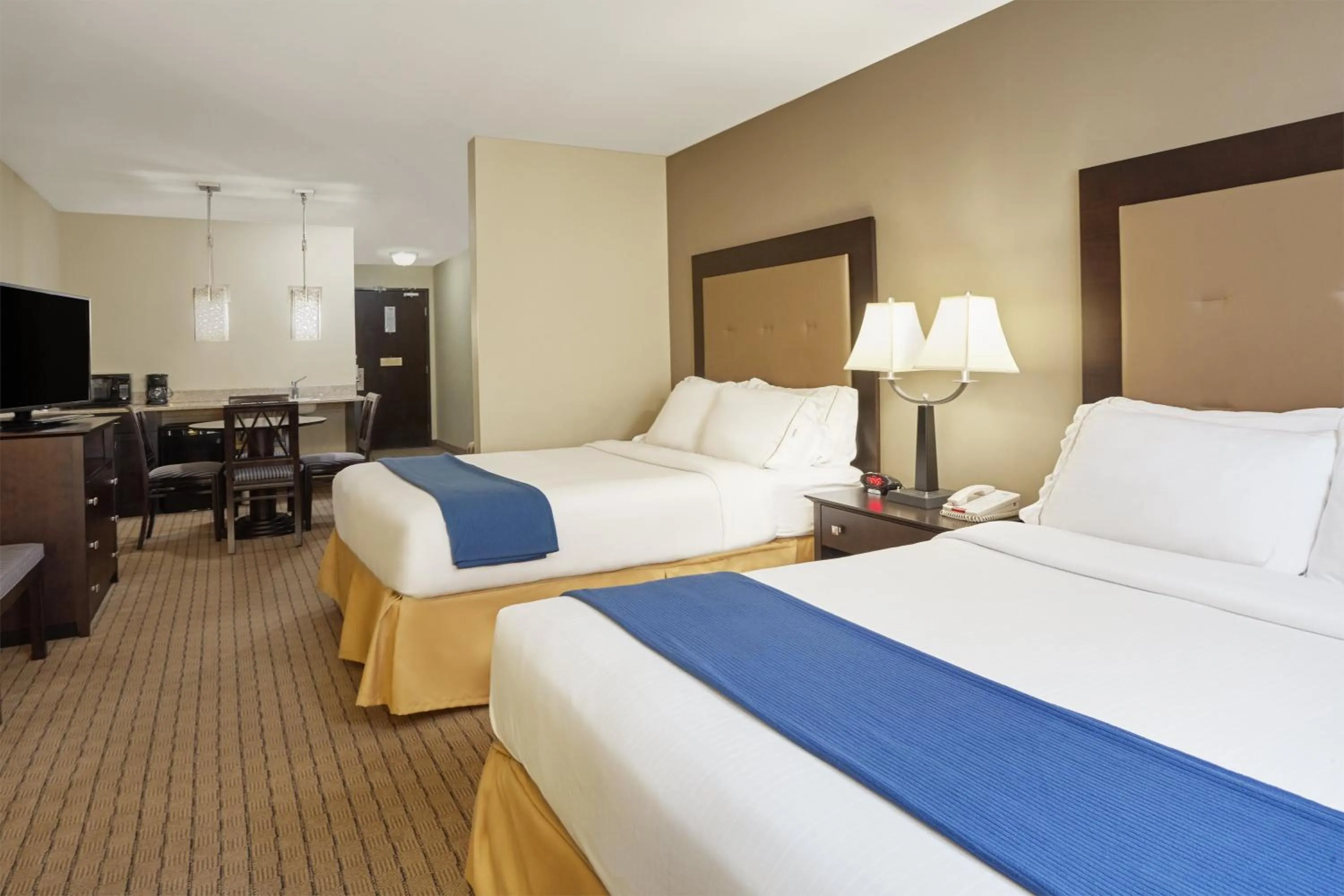 Photo of the whole room, Bed in Holiday Inn Express & Suites Madison-Verona by IHG