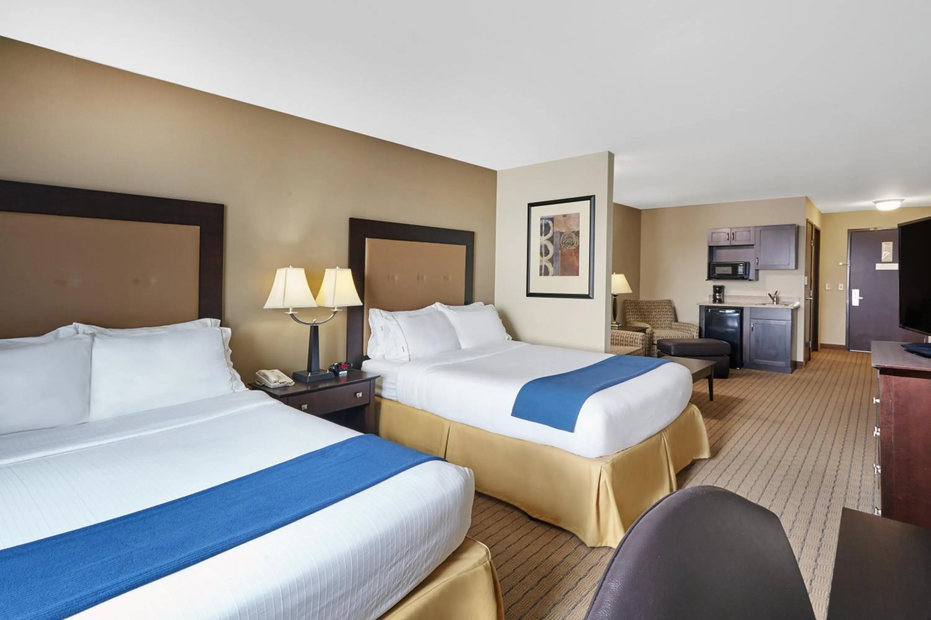 Photo of the whole room, Bed in Holiday Inn Express & Suites Madison-Verona by IHG