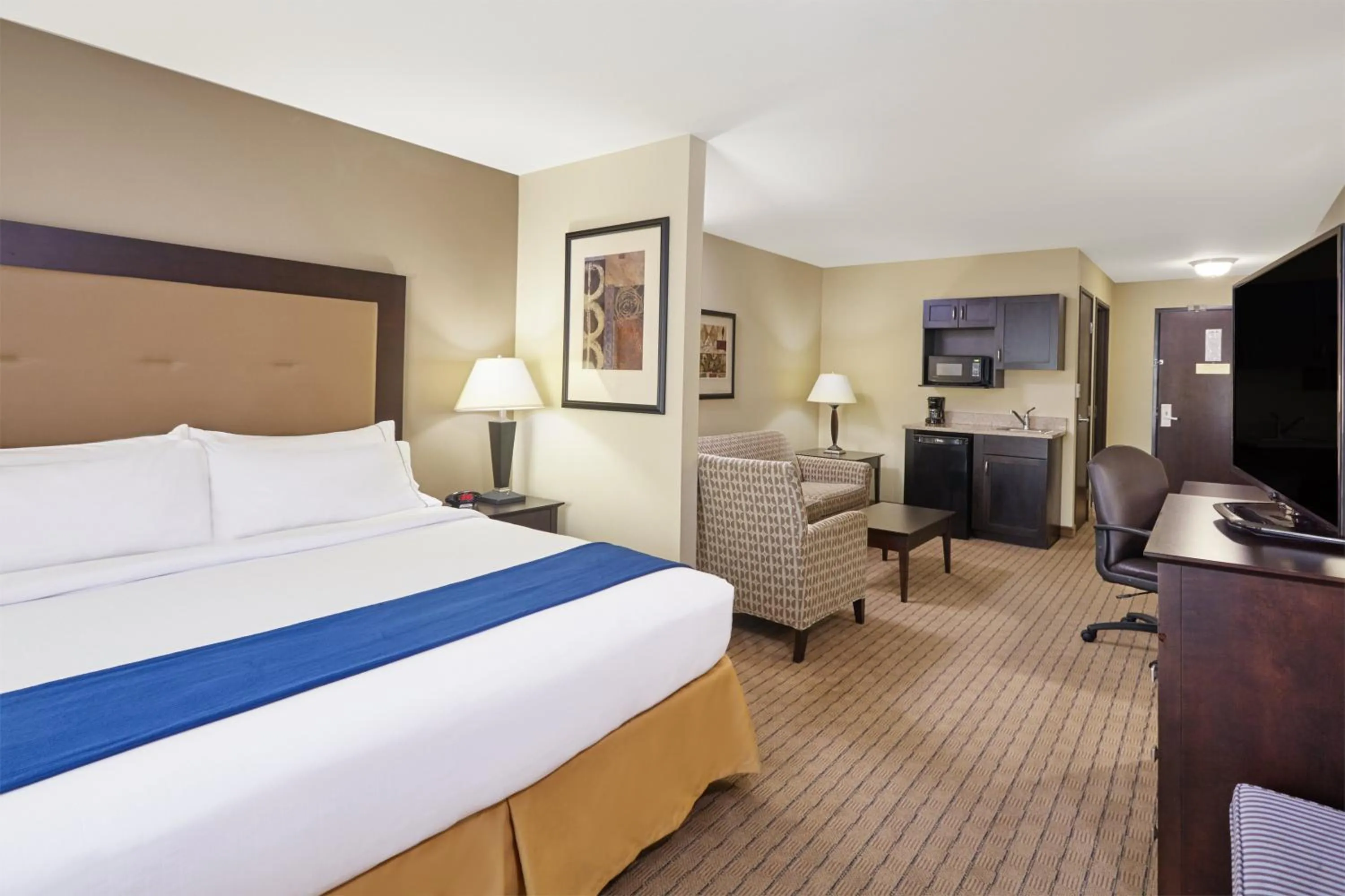 Photo of the whole room, Bed in Holiday Inn Express & Suites Madison-Verona by IHG