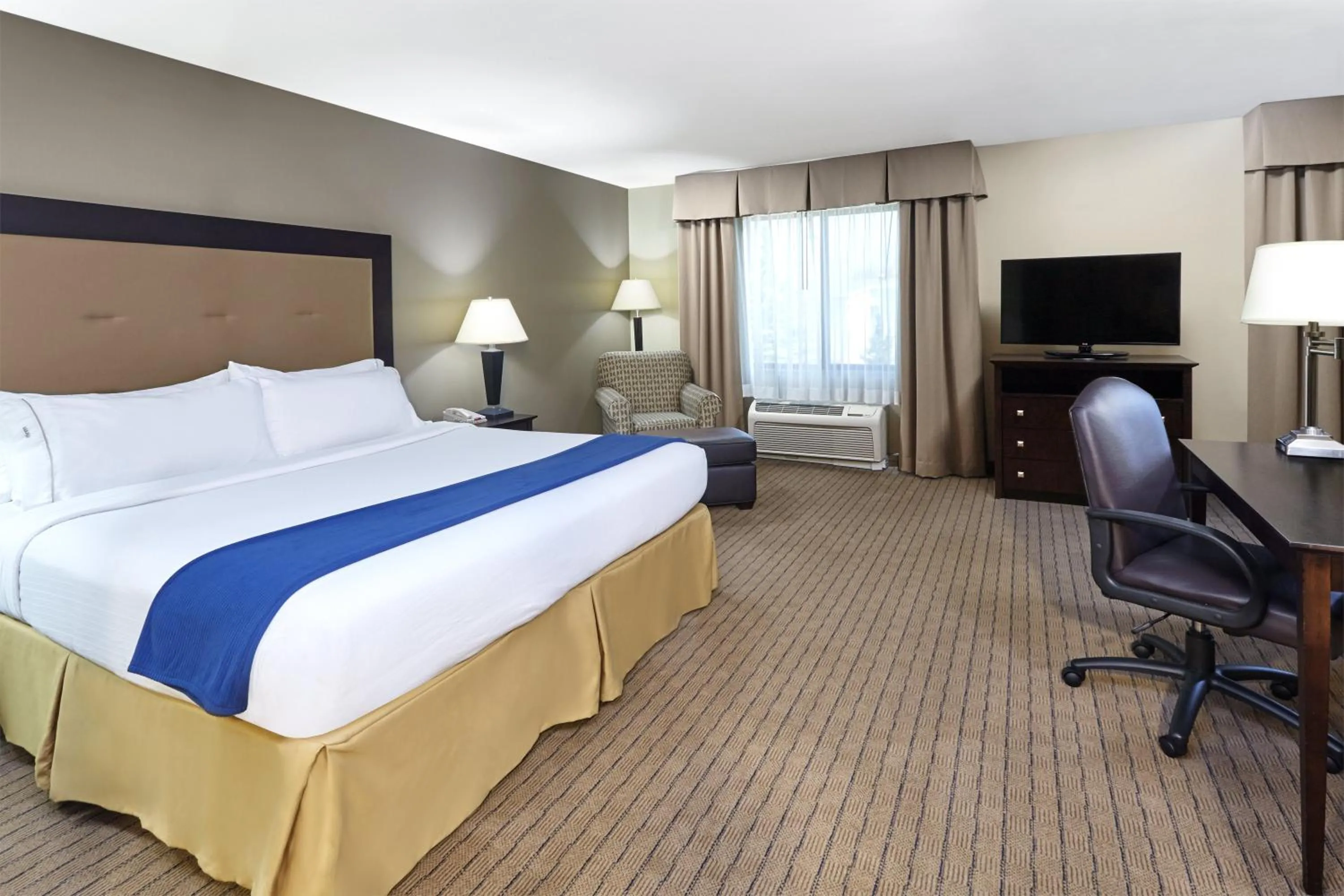 Photo of the whole room, Bed in Holiday Inn Express & Suites Madison-Verona by IHG