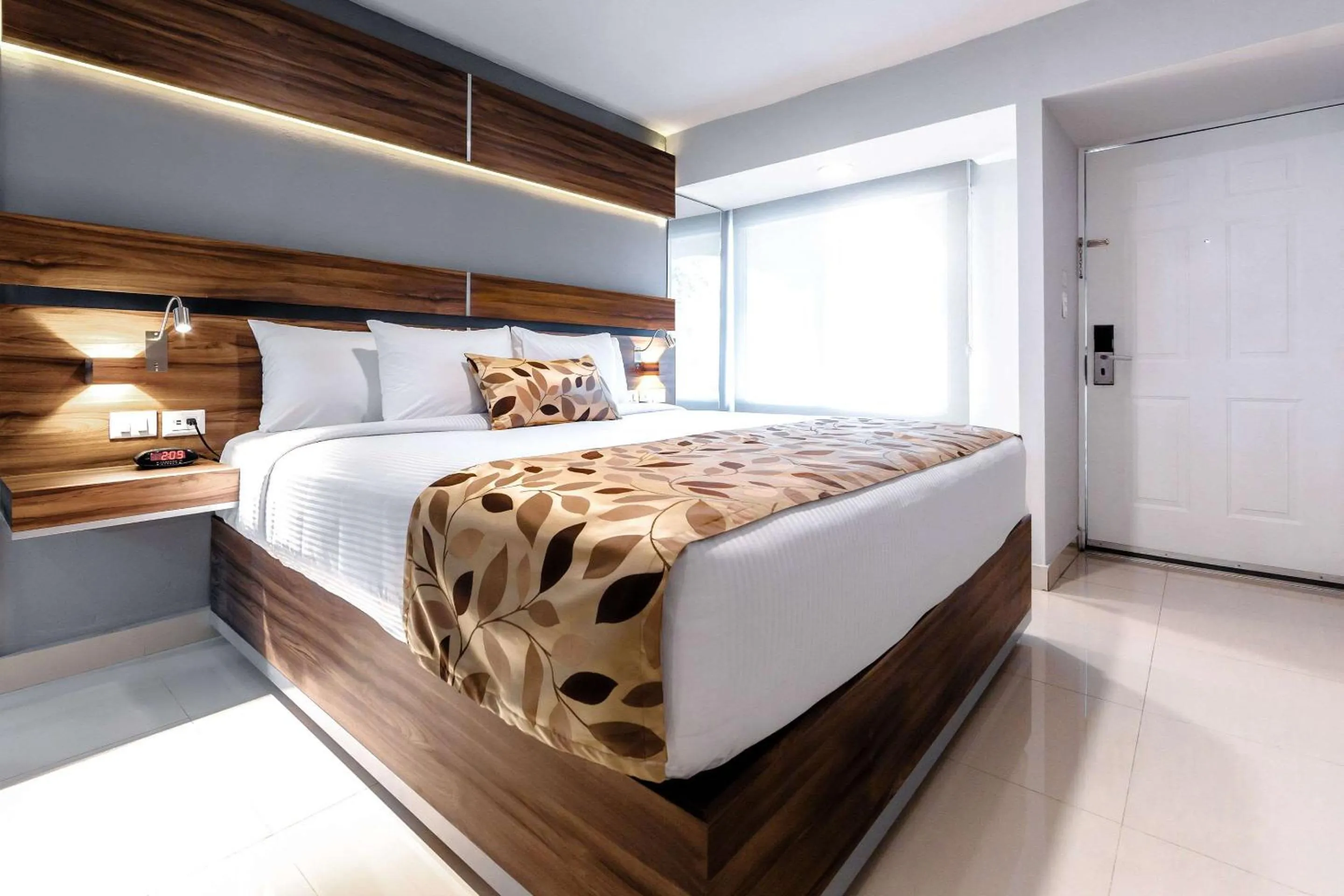 Photo of the whole room, Bed in Sleep Inn Monterrey Norte